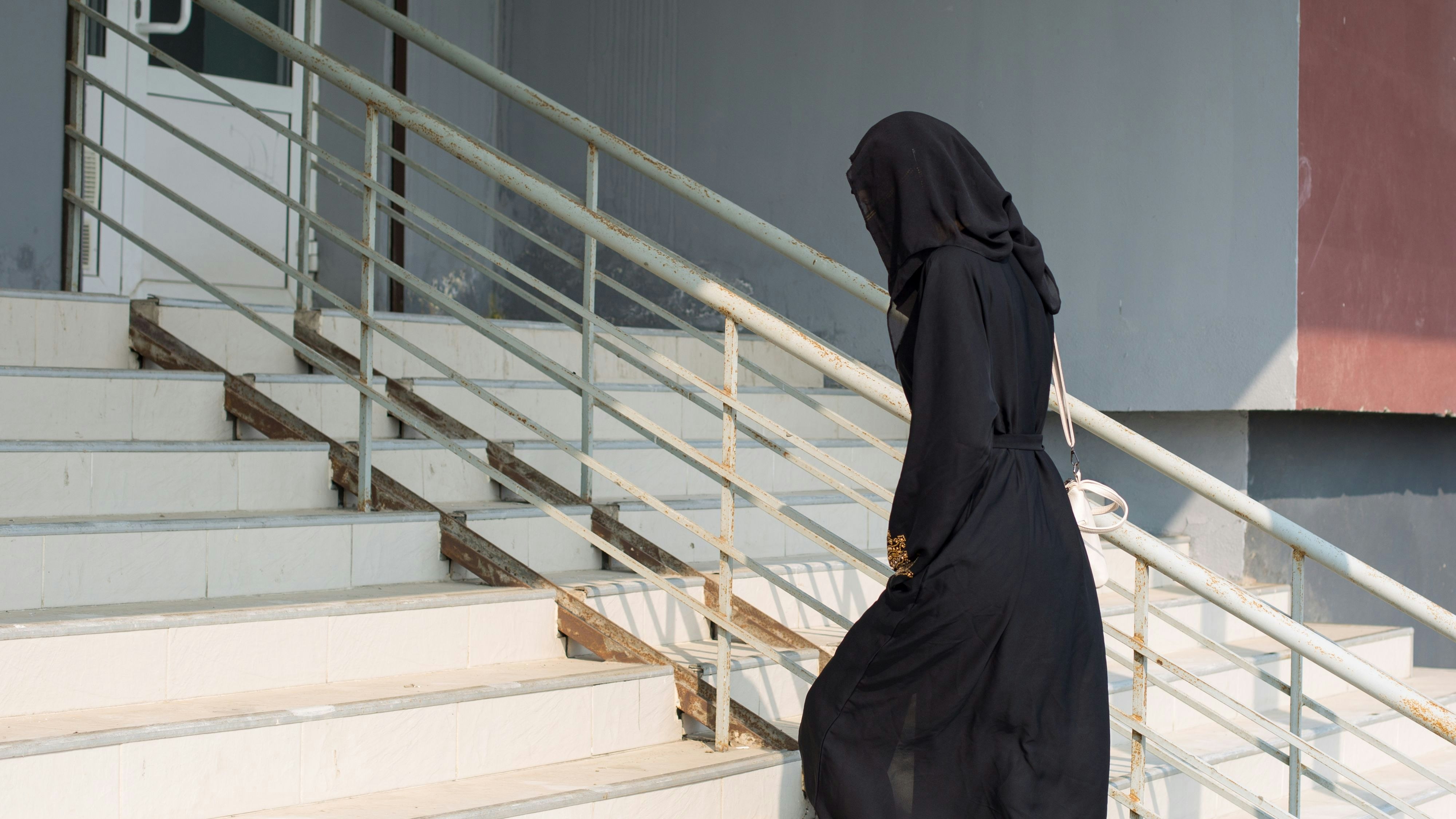 Heute.at - Mann überfällt Frau in Stiegenhaus, vergeht sich an ihr