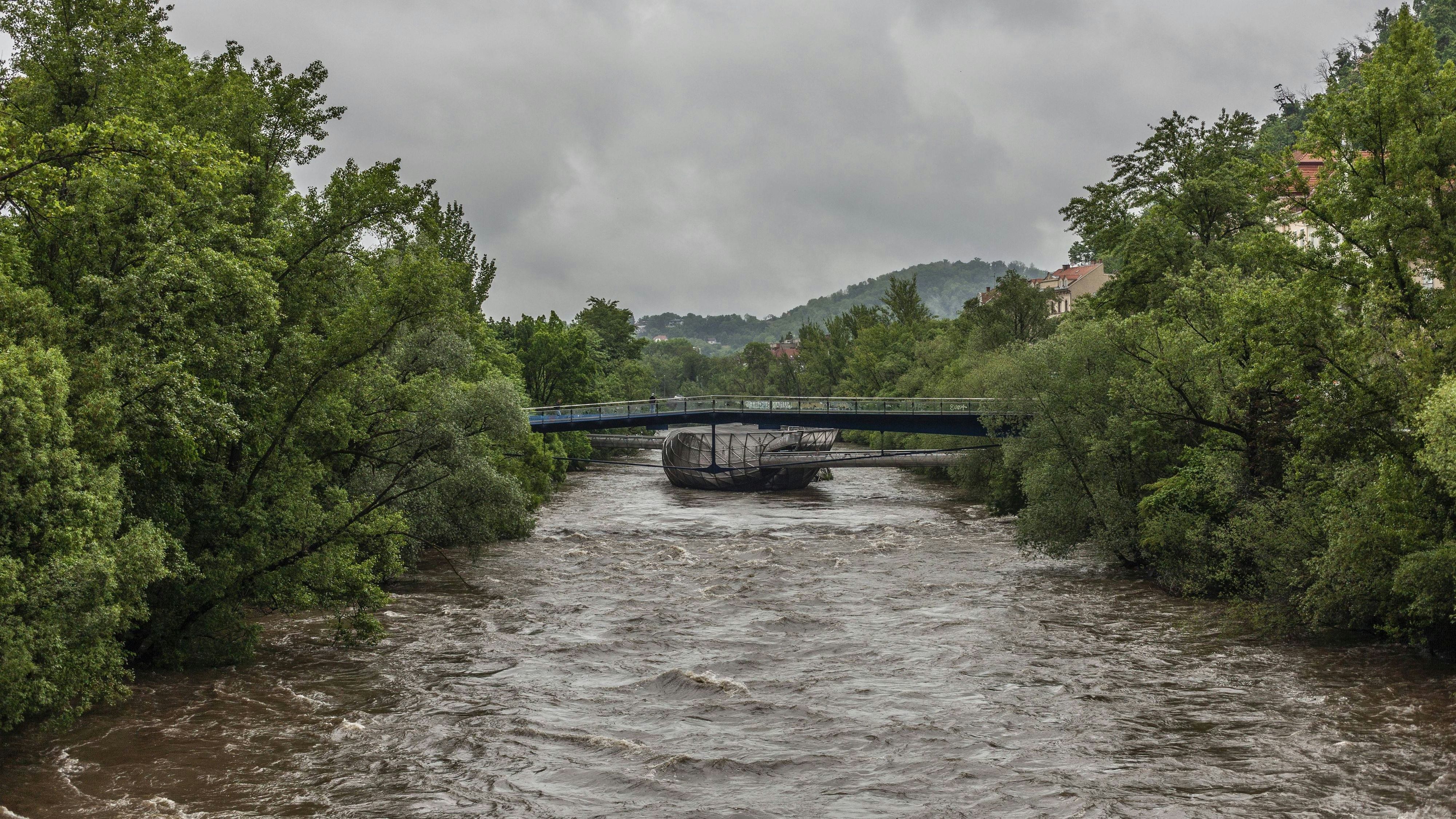 Gewitterwolken über der Murinsel in Graz.