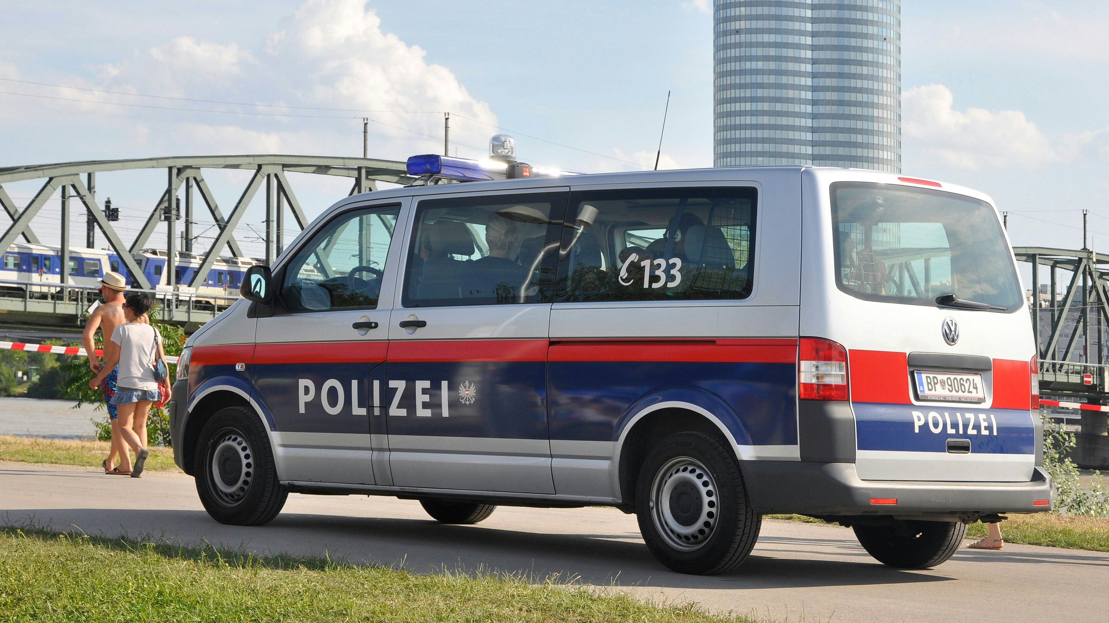 Auf der Donauinsel gingen vier Männer mit Messern und Ästen aufeinander los. (Symbolbild)