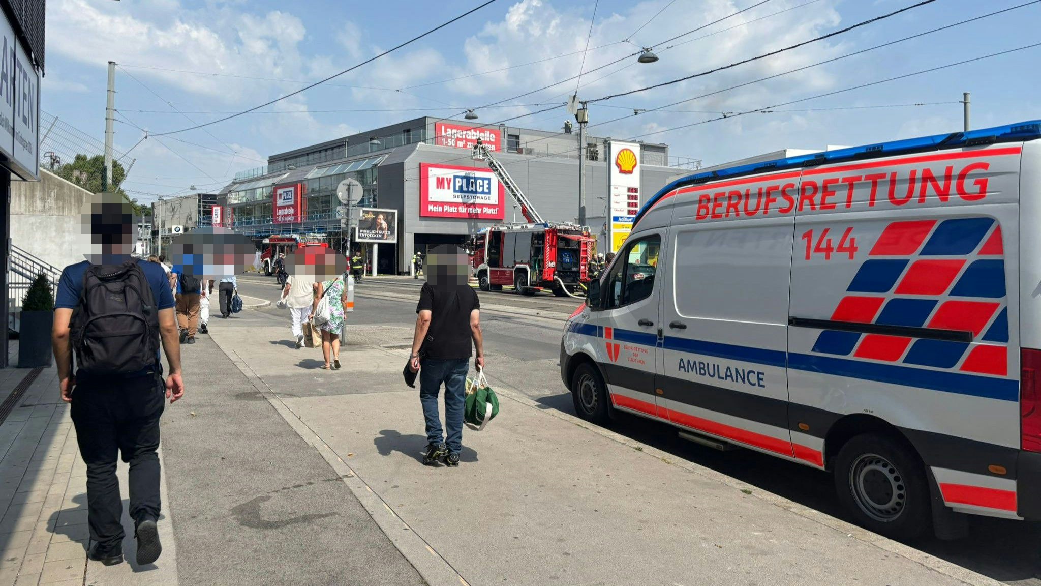 Lagerhalle in Wien in Brand! Feuerwehr im Einsatz