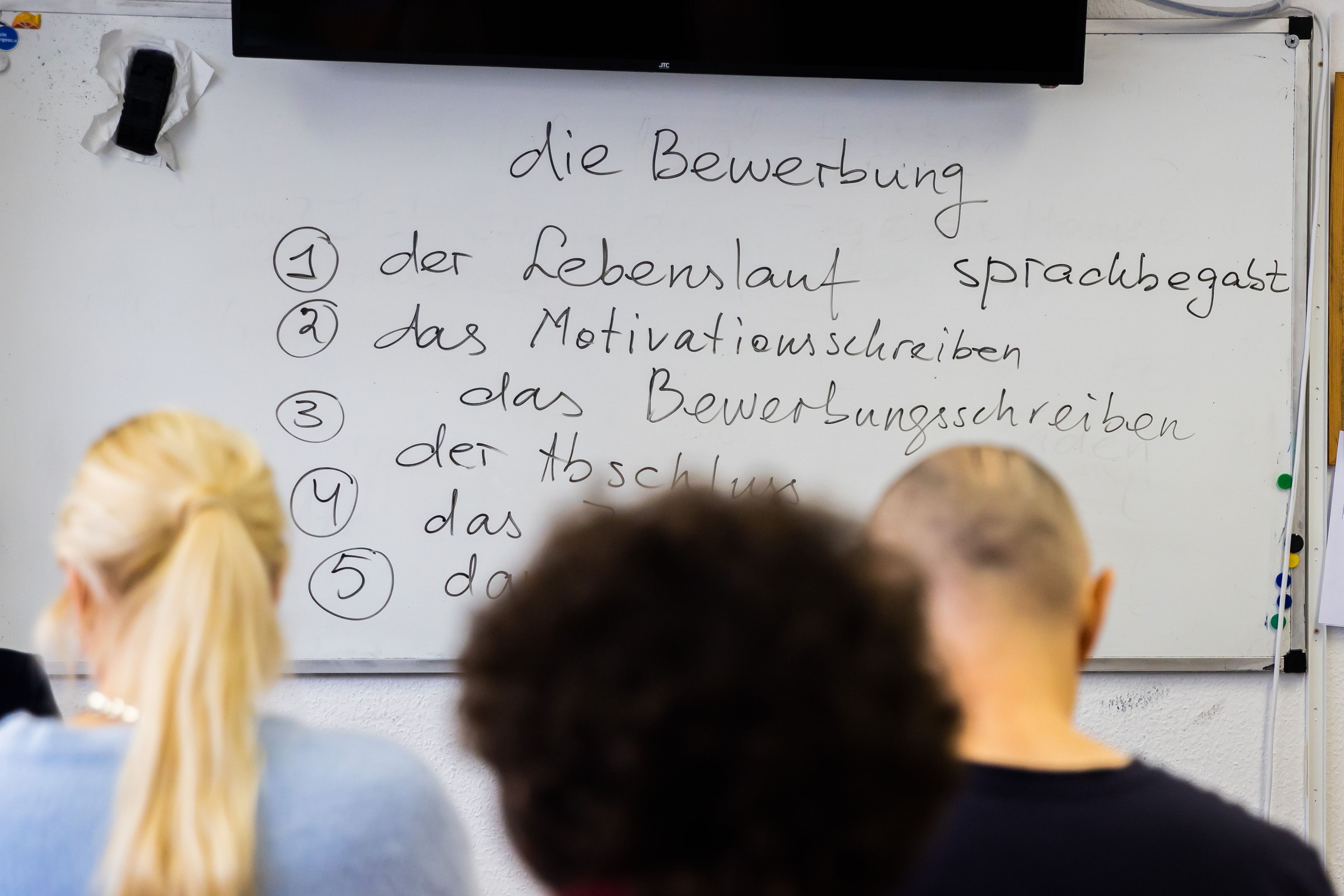 Einige Flüchtlinge rasseln offenbar absichtlich durch Deutschkurse, um minderen AMS-Jobs zu entgehen.