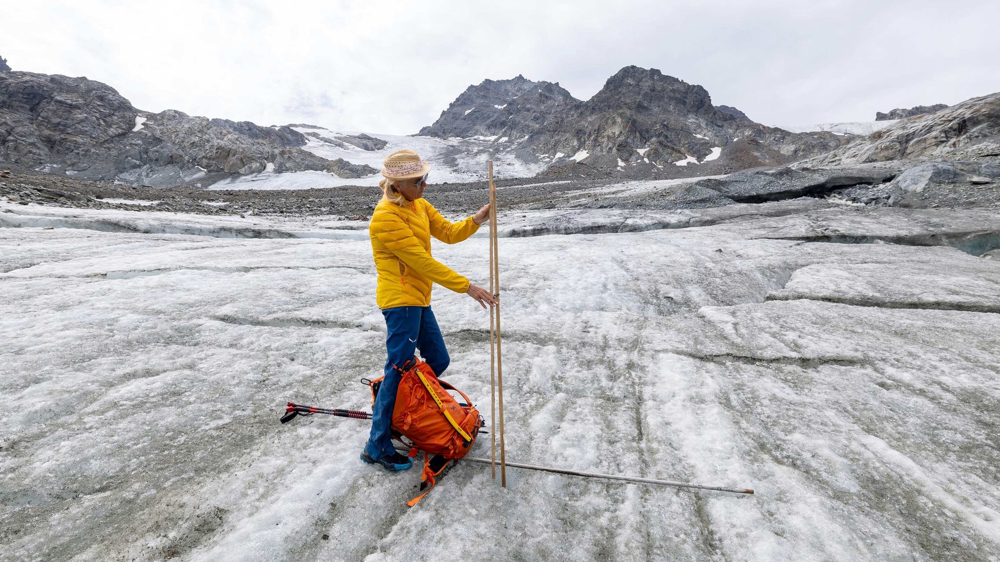 Glaziologin Andrea Fischer in ihrem zunehmend schwindendem Element am einst massiven Eiskörper des Tiroler Jamtalgletschers.