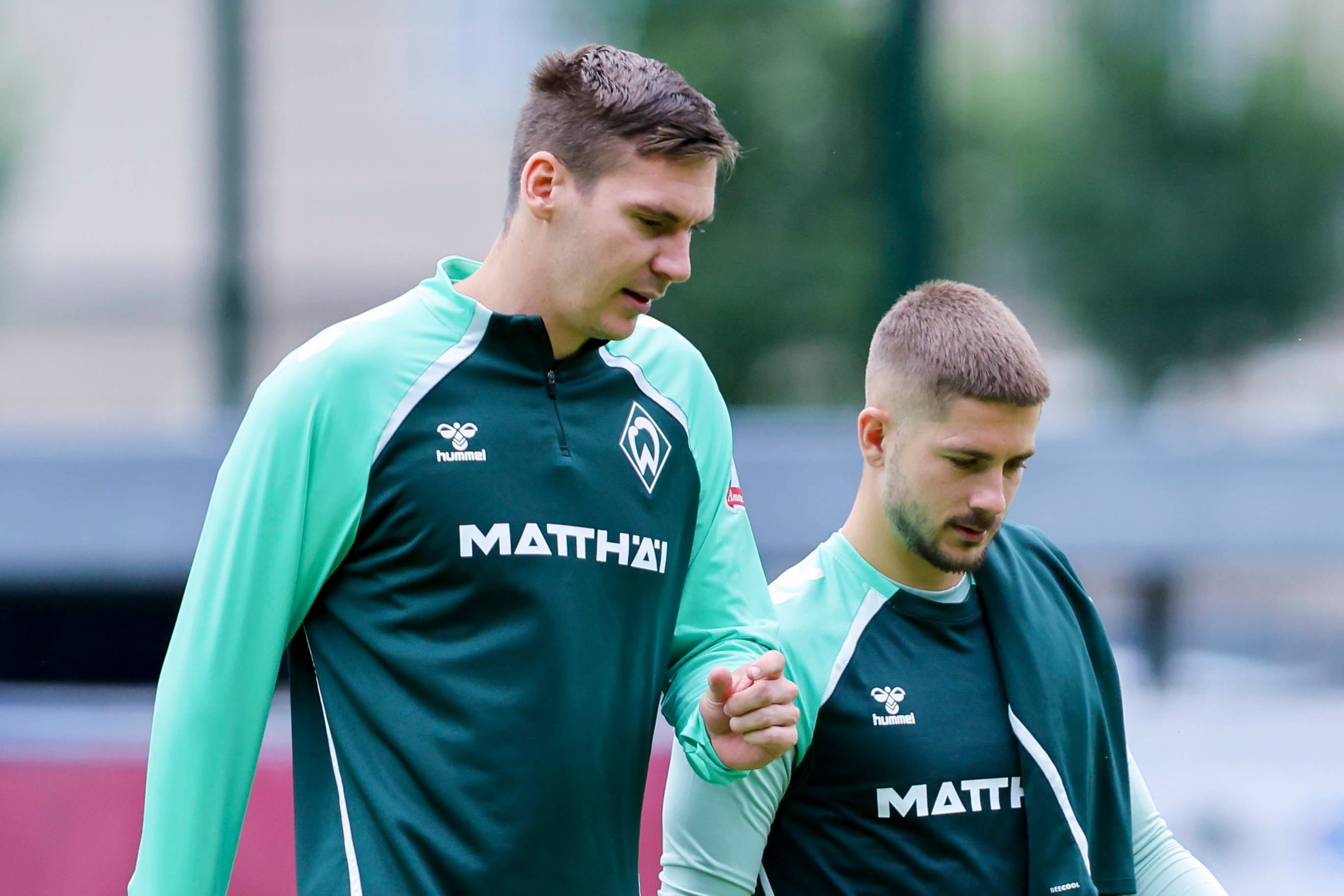 Maximilian Wöber (l.) gemeinsam mit Romano Schmid (r.)