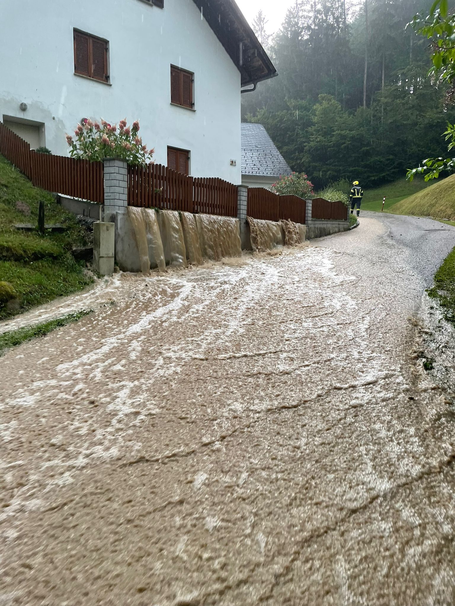 Aus diesem Garten schoss ein regelrechter Wasserfall auf die Straße.