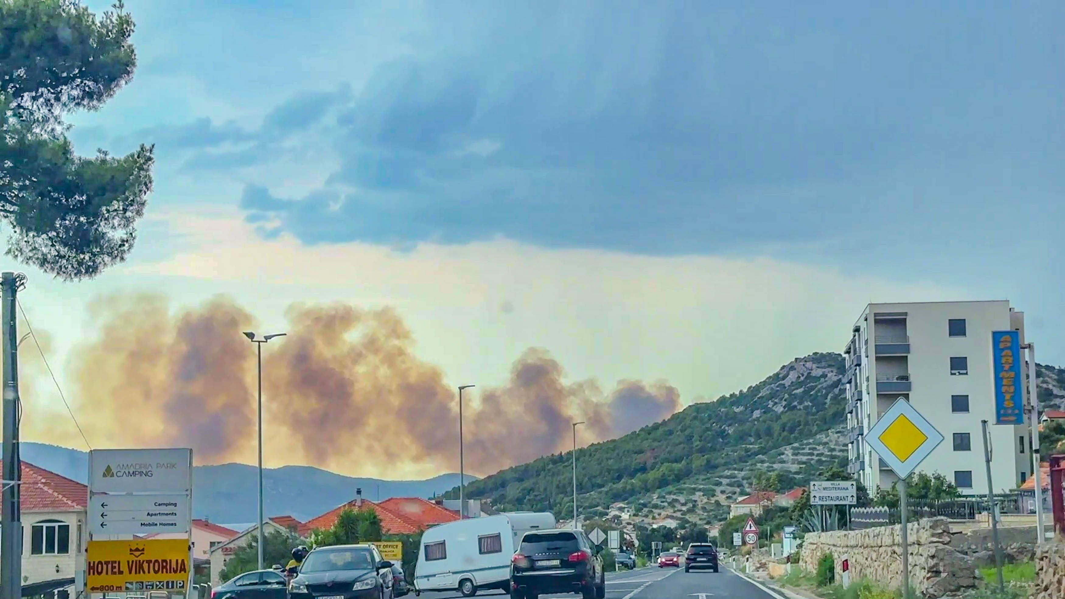 Aufgrund eines Blitzeinschlags brach ein großflächiger Waldbrand nahe Vrsine aus.