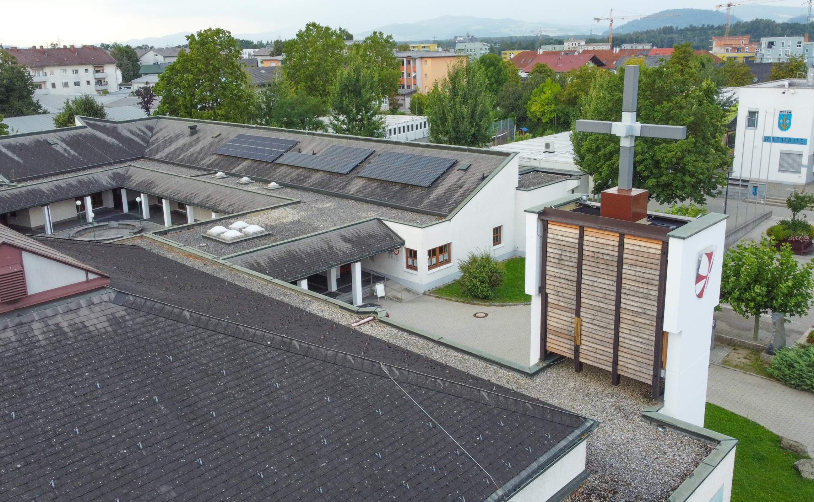 Unbekannte Täter brachen in die Kirche in Asten ein und ließen die Glocken läuten.