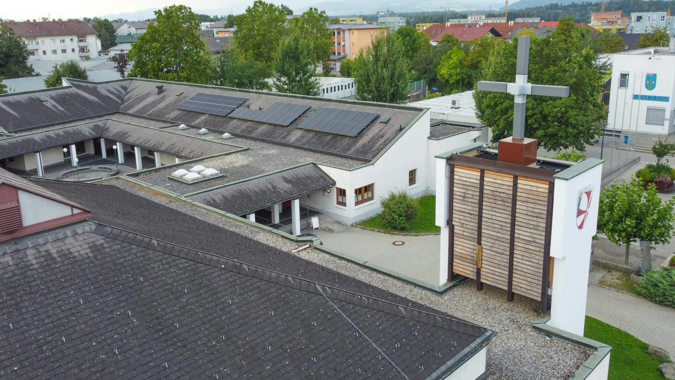 Unbekannte Täter brachen in die Kirche in Asten ein und ließen die Glocken läuten.