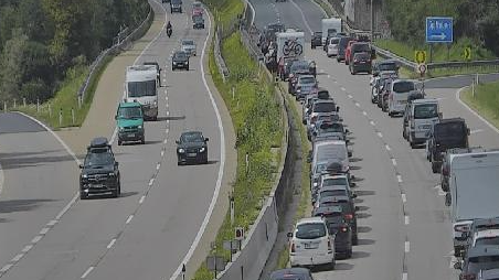 Heute.at - Reise-Chaos! Autobahn gesperrt, kilometerlanger Stau