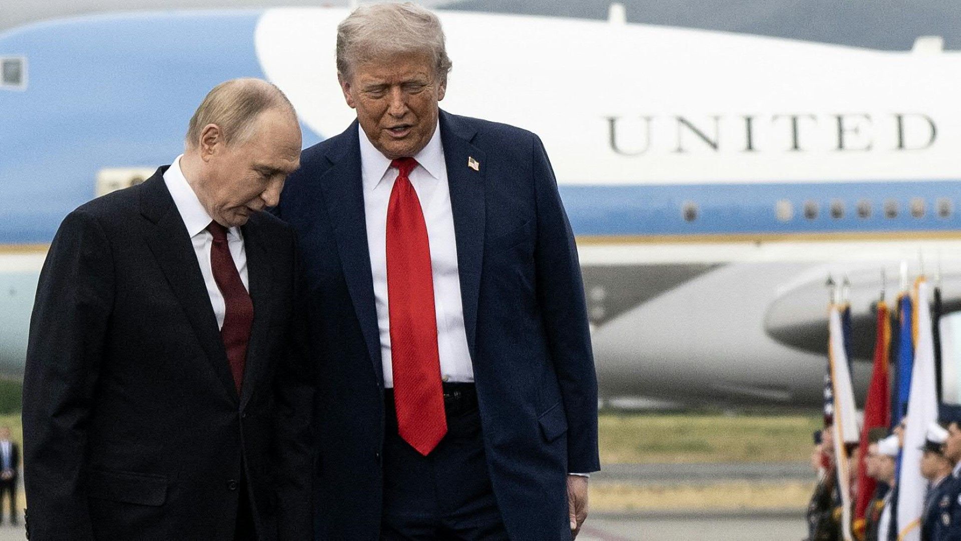 Beim Gipfeltreffen zwischen Donald Trump und Wladimir Putin wurde ein schwerwiegender Sicherheitsvorfall bekannt, bei dem offenbar vertrauliche Dokumente unbeaufsichtigt in einem Hoteldrucker lagen.