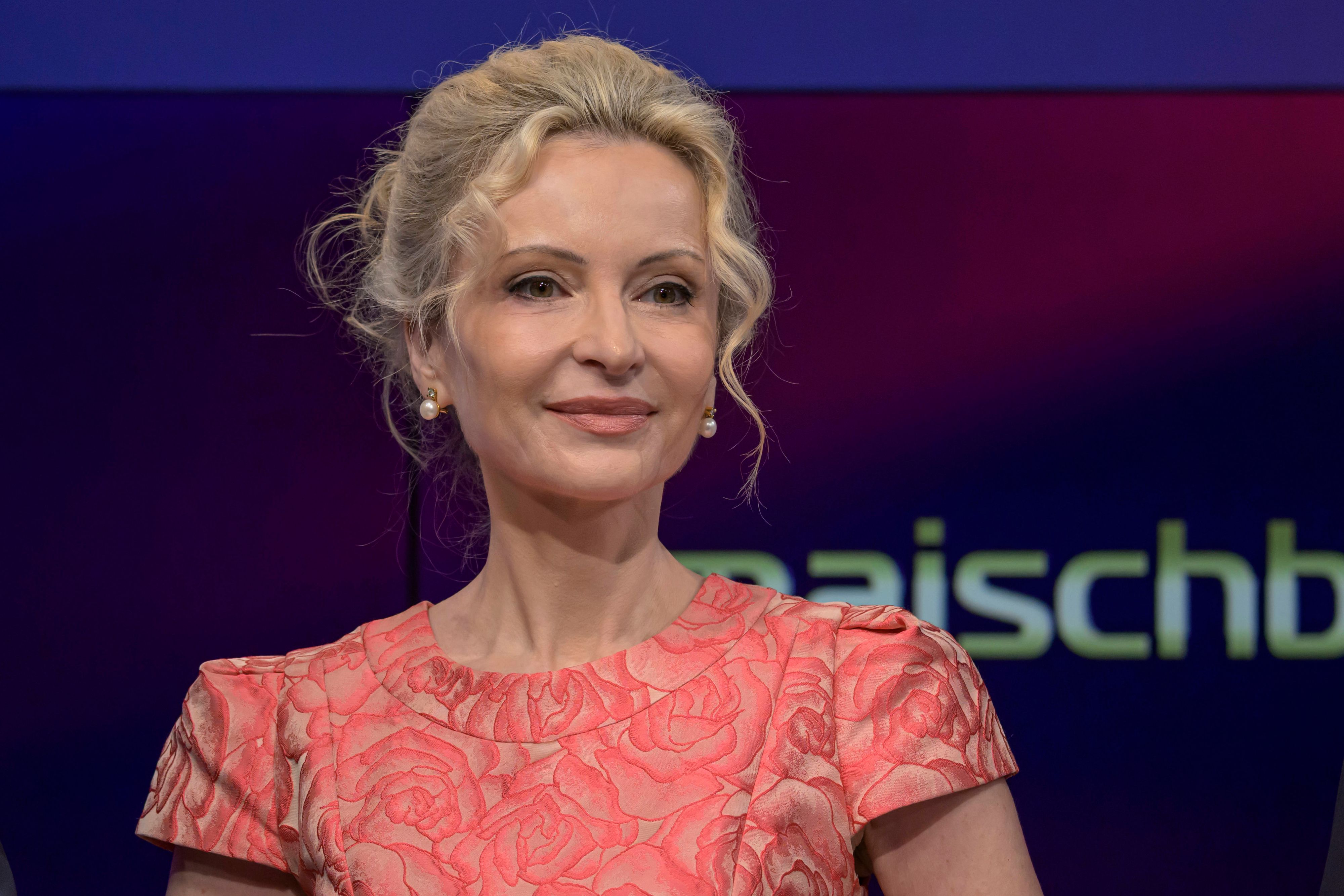 Die Rechtsanwältin und CEO Sandra Navidi erklärt, wie elitäre Netzwerke um US-Präsident Donald Trump regieren und die Macht an sich reißen.