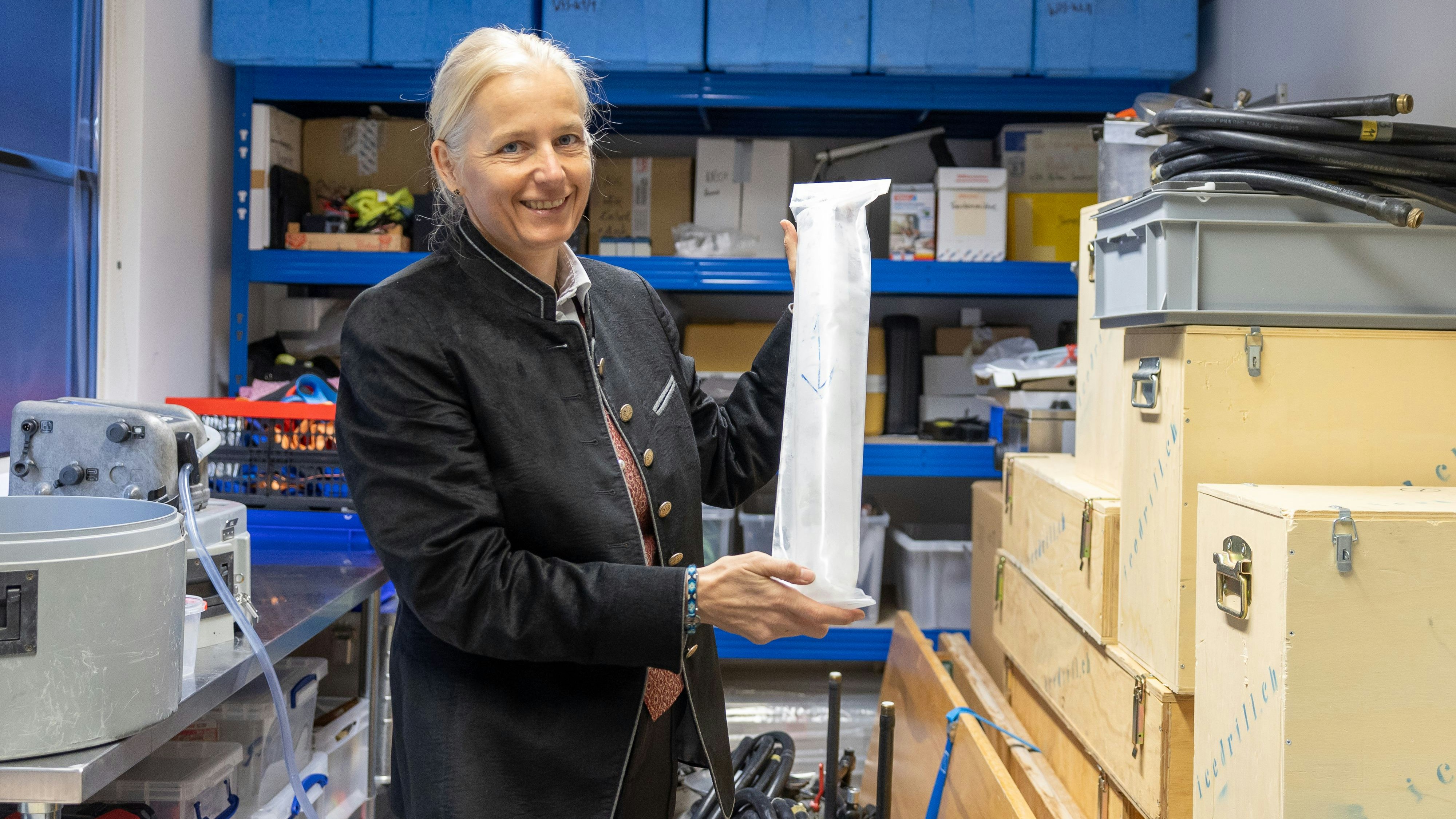 Die Gletscherforscherin Andrea Fischer (im Bild mit Eisbohrkern) wurde zur Wissenschafterin des Jahres 2023 gewählt