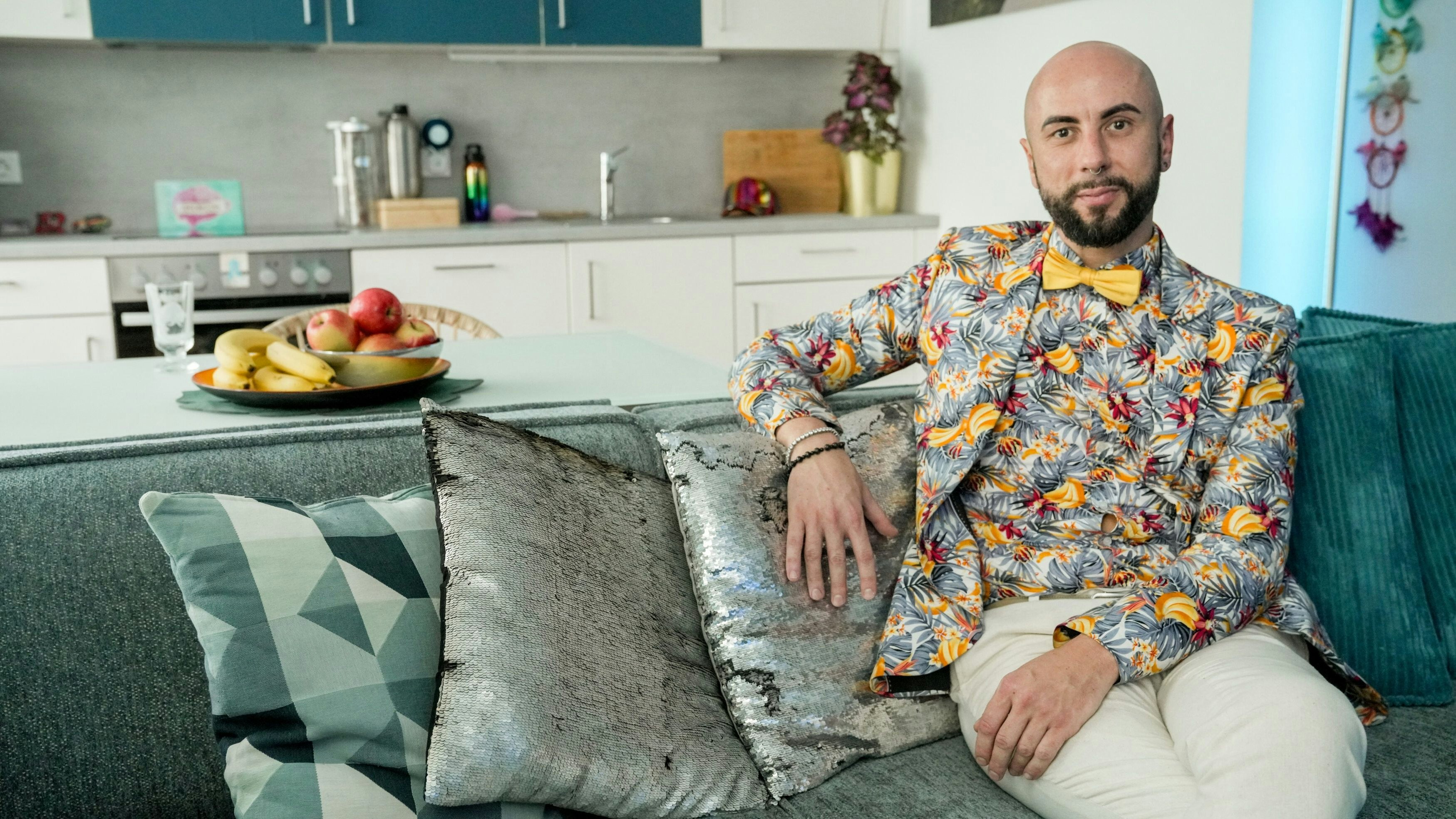 Liebesg'schichten und Heiratssachen - In der sechsten Folge "Liebesg'schichten und Heiratssachen" portraitiert Nina Horowitz in lustigen und berührenden Gesprächen Menschen, die ihrer Einsamkeit die Stirn bieten: Hannelore aus der Steiermark träumt von einem intelligenten Partner, mit dem sie auf Augenhöhe ihre Zeit verbringen kann, Stiletto aus dem Marchfeld sucht eine sexuell- und weltoffene Frau für's Leben und Lisi aus dem Bezirk Kitzbühel sehnt sich nach einem großzügigen Mann, der das Herz am rechten Fleck hat. Der kulturbegeisterte Eduard sucht seine zweite Hälfte, mit der er eine Familie gründen kann, Doris aus Wien möchte einem humorvollen, geselligen und direkten Partner begegnen und Patrick aus Wien ist auf der Suche nach einem Mann für eine innige, treue Zweisamkeit. - Im Bild: Patrick, 39, Friseur aus Wien, bringt Farbe ins Leben. Nicht nur mit seinem Beruf, sondern auch mit seinem Kleiderschrank: „Wenn mein neuer Partner keine bunten Sakkos mag – das wird dramatisch. Da muss er sich dann ganz schnell dran gewöhnen.“ Sein Markenzeichen: Glatze und Bart: „Ich steh zu meinem Alter, bin 39, aber man soll’s nicht auf den ersten Blick sehen. Deswegen helfe ich etwas mit Botox nach.“ Sein Traumprinz sollte zirka so groß wie er selbst sein, er ist 1,86 Meter. Er soll maskulin und selbstbewusst sein. „Ein Gentleman am Tag und ein wilder Hund in der Nacht“, lacht der Wiener. Muskeln dürfen, müssen aber nicht sein. Die Ausstrahlung zählt für den neuen Mann im Leben des Friseurs. Mit 21 Jahren veränderte ein schwerer Unfall sein Leben: „Ich hatte eine Gehirnblutung und bin dadurch auf den U-Bahn Schienen gelandet. Das hat leider niemand mitbekommen, da es mitten in der Nacht war und in der Station niemand anderes war.“ Zurück blieb eine Beinprothese des Unterschenkels, sein Leben beschreibt er als ‚anders‘: „Ich dusche im Sitzen, tanze aber genau wie jeder andere auf Festivals – mein Leben ist anders, aber genauso lebenswert. Ich sehe mich selbst nicht als behindert.“ Die Mutter war und ist seine stärkste Stütze: „Sie hat mich gut hinbekommen“, sagt er und lacht. Und sie freut sich, dass er jetzt bei den „Liebesg’schichten“ sitzt. Seit sieben Jahren ist Patrick Single und wünscht sich einen ehrlichen Partner – mit einem Hauch Magie. „Ich bin mit Disney-Filmen aufgewachsen. Ich wünsche mir den Wow-Effekt und ein bisschen mehr Disney in meinem Leben“, zwinkert er mit einem Schmunzeln. Foto: ORF/Talk TV/Gustl Gschwantner. Veröffentlichung honorarfrei nur für redaktionelle Berichterstattung in Sendungszusammenhang und mit Copyrightangabe. Kontakt: foto@orf.at