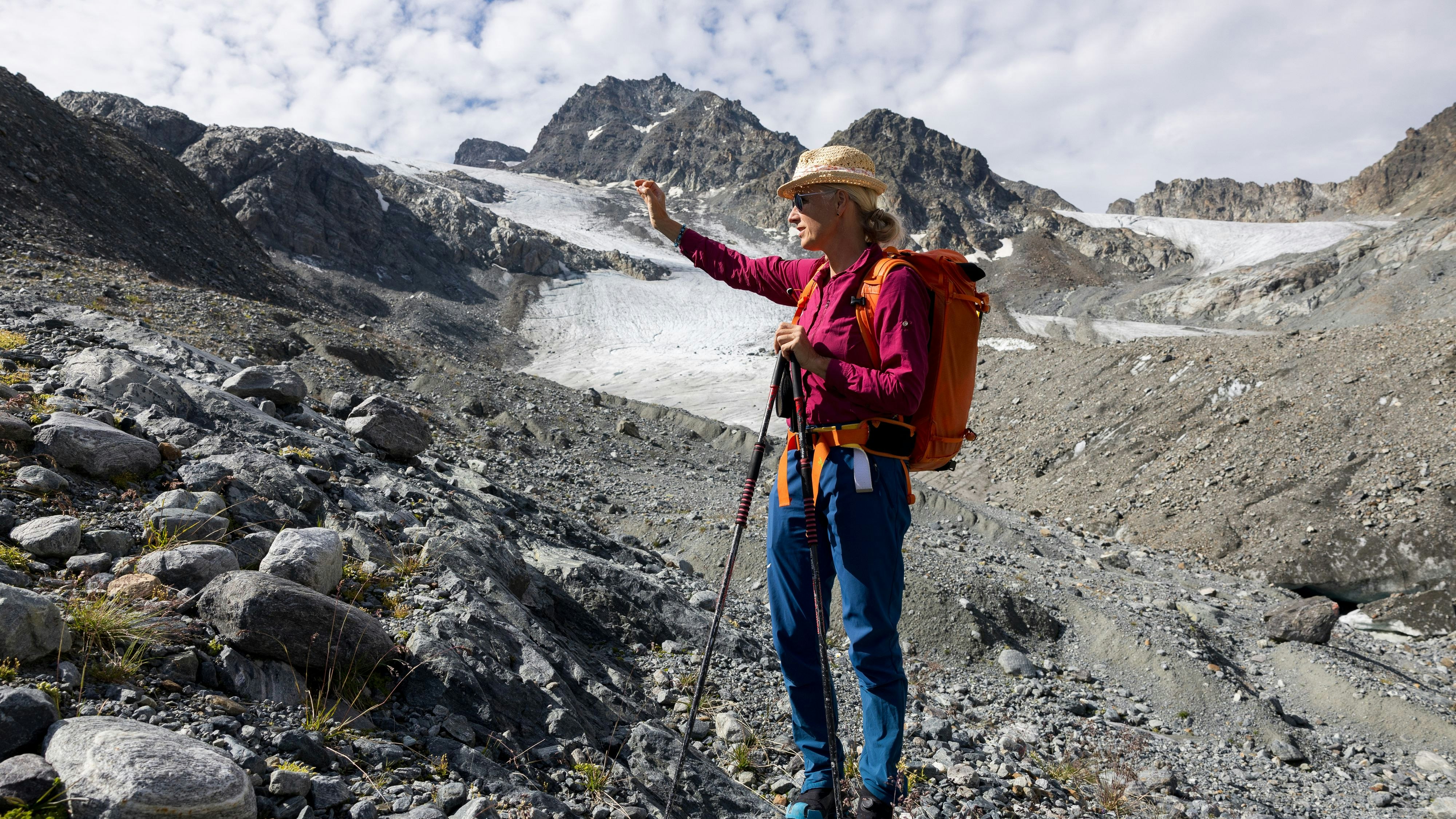 Glaziologin Andrea Fischer vom Institut für Interdisziplinäre Gebirgsforschung der Österreichischen Akademie der Wissenschaften (ÖAW) bei einer Begehung des Jamtalferners am Donnerstag, 17. August 2023.