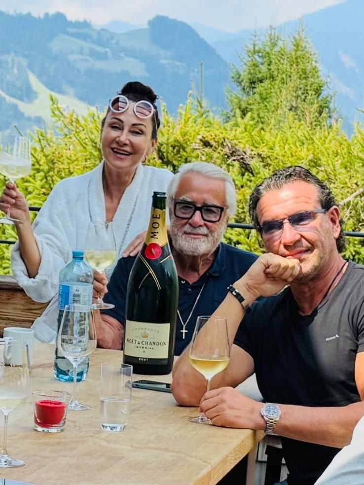 Christina "Mausi" Lugner im Udo Jürgens Gedenkbademantel und einer 3 Liter Magnum Moet Flasche gemeinsam mit Zuckerlbaron Karl Schweigl und Ferrari Martin. 