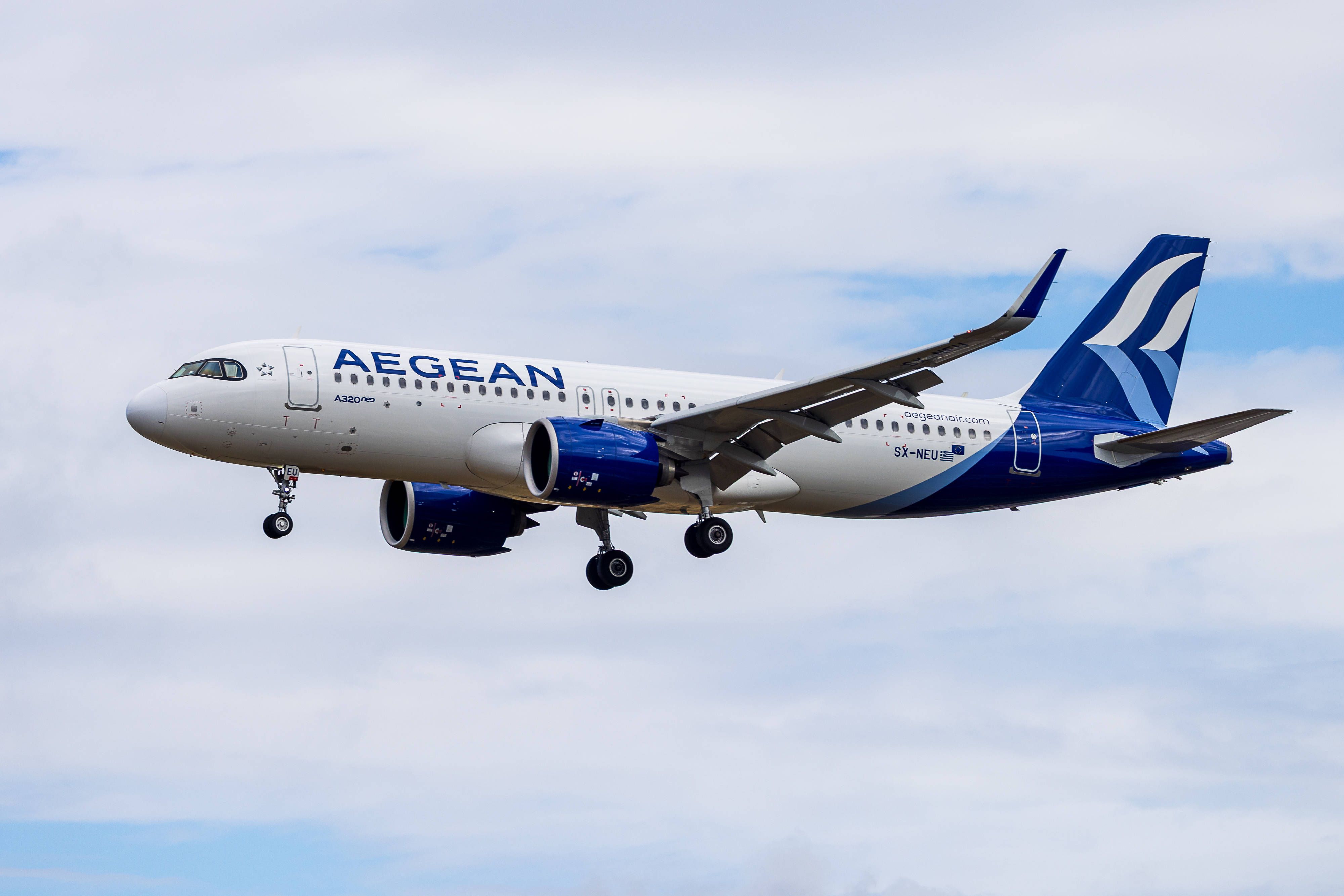 Ein Airbus A320neo der griechischen Fluggesellschaft Aegean Airlines im Landeanflug. 
