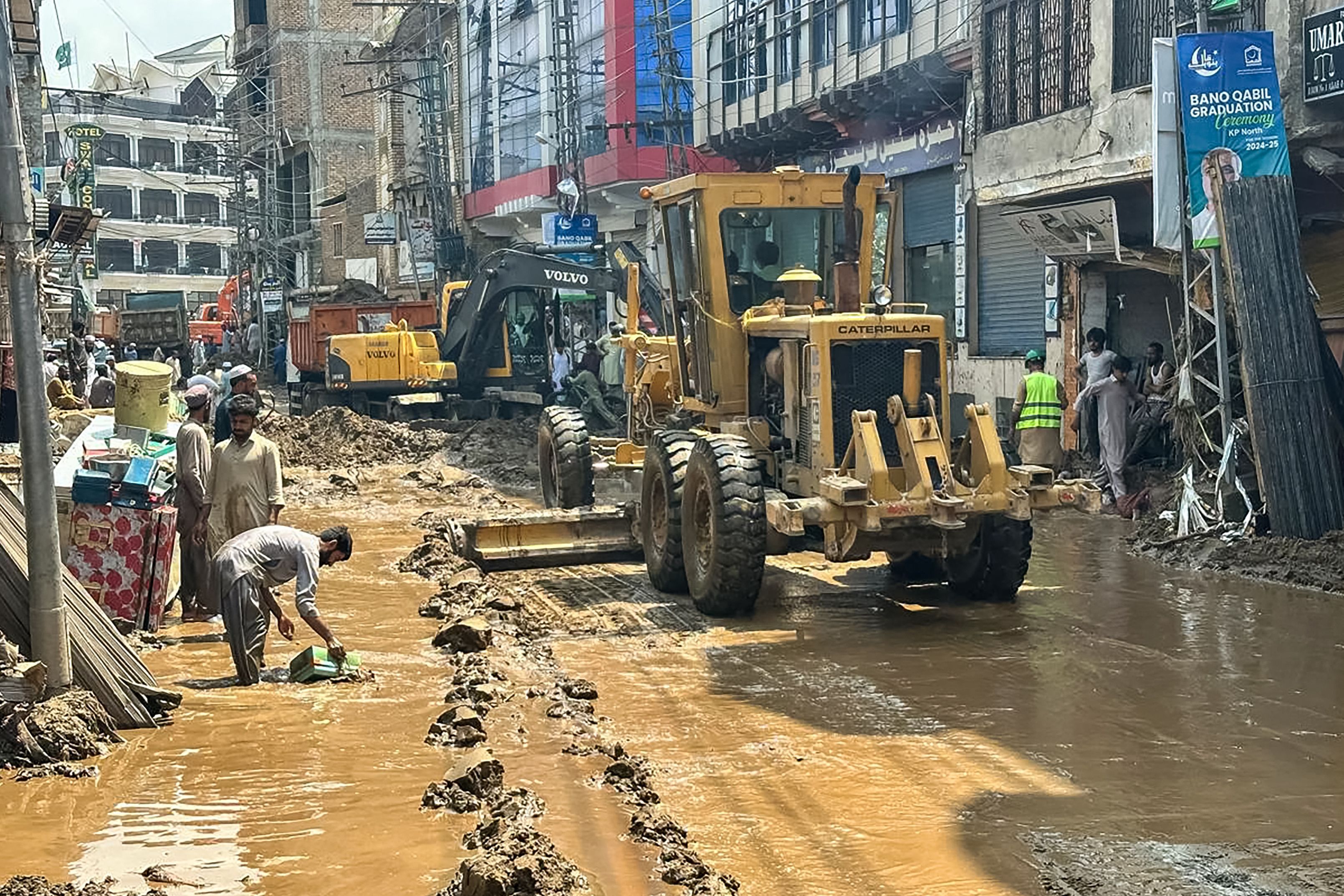 Bei schweren Überschwemmungen in Pakistan kamen mindestens 344 Menschen ums Leben.