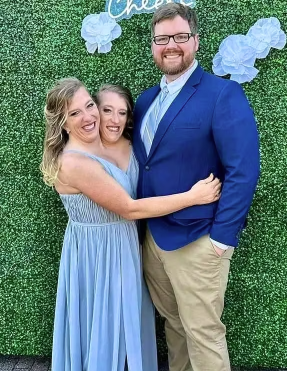 Die siamesischen Zwillinge Abby und Brittany Hensel wurden kürzlich mit einem Baby gesehen, was Spekulationen über eine mögliche Mutterschaft ausgelöst hat.