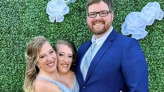 Die siamesischen Zwillinge Abby und Brittany Hensel wurden kürzlich mit einem Baby gesehen, was Spekulationen über eine mögliche Mutterschaft ausgelöst hat.