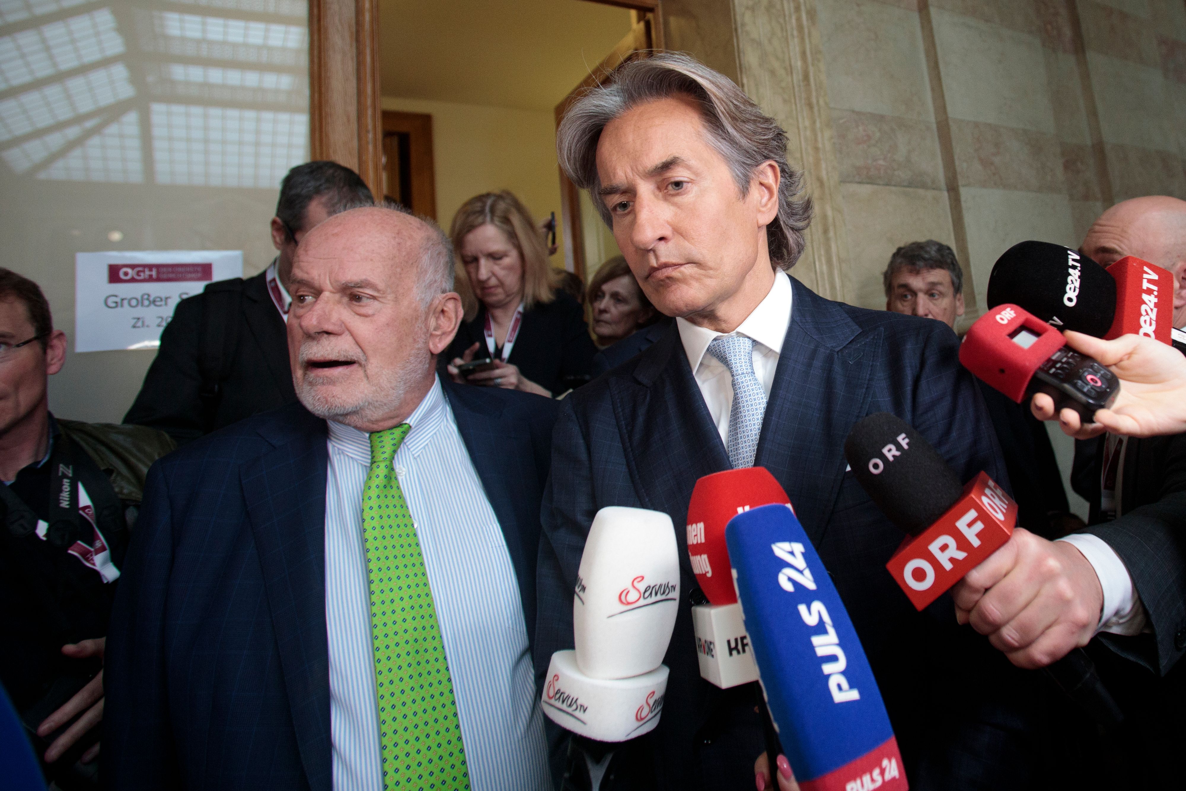 Manfred Ainedter (re.) mit Ex-Finanzminister Karl-Heinz Grasser vor Gericht – nun wurde der Star-Anwalt selbst wegen übler Nachrede (nicht rechtskräftig) verurteilt.