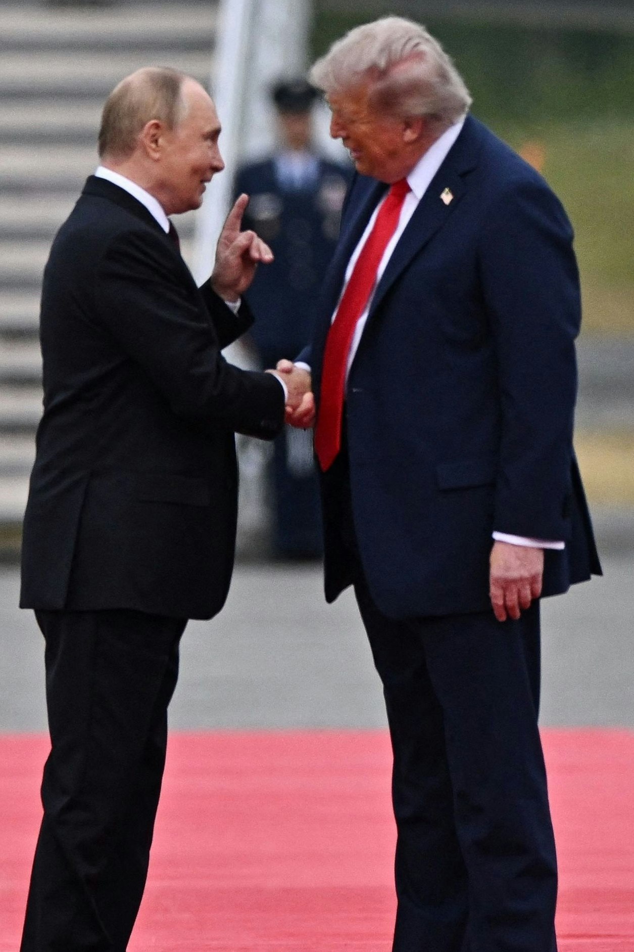 Handshake am Roten Teppich, Lächeln, freundliche Worte: Bereits bei der Begrüßung am Flugfeld machte Trump aus seiner Zuneigung zum russischen Präsident Putin keinen Hehl