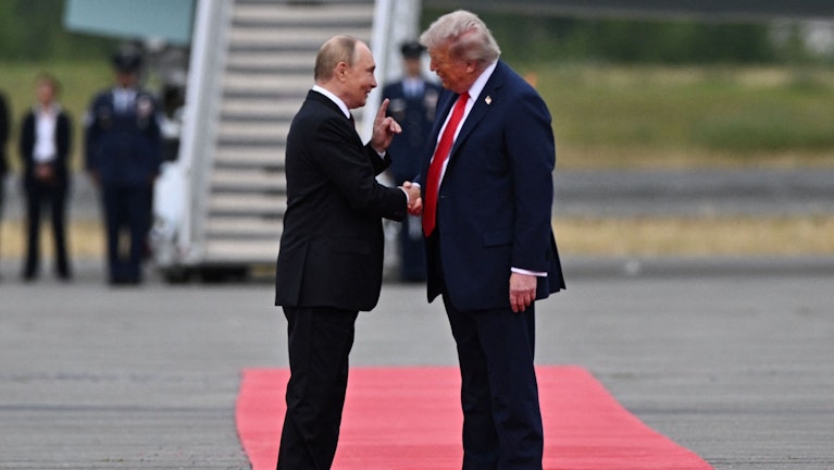 Nach dem Treffen von Trump und Putin wächst die Sorge, dass der US-Präsident erneut seiner Zuneigung zum russischen Kriegstreiber erlegen ist. Am Montag wollen der ukrainische Präsident Selenskyj und mehrere europäische Staatschefs das Schlimmste  verhindern.