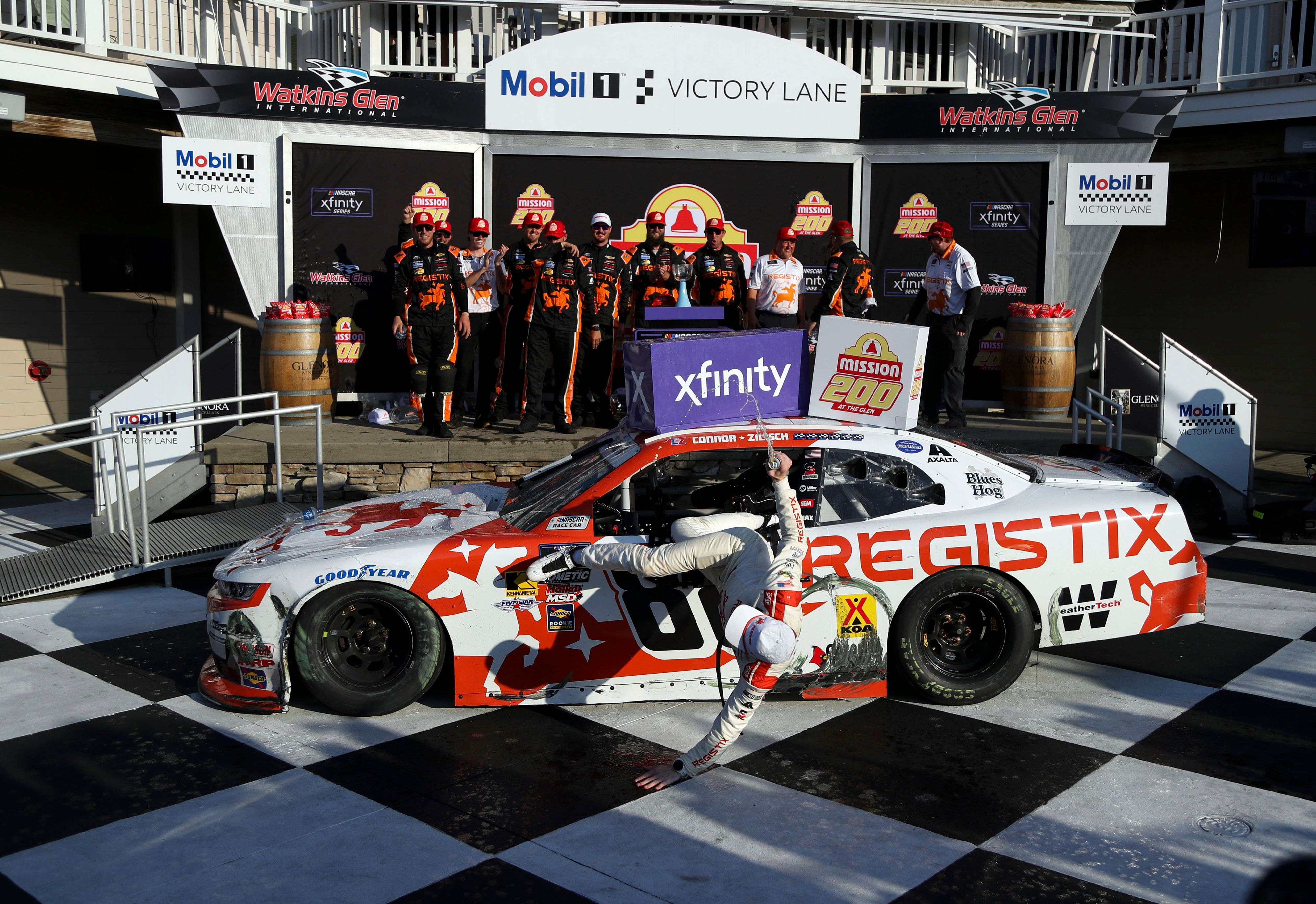 Connor Zilisch fällt beim Jubel vom eigenen Auto.