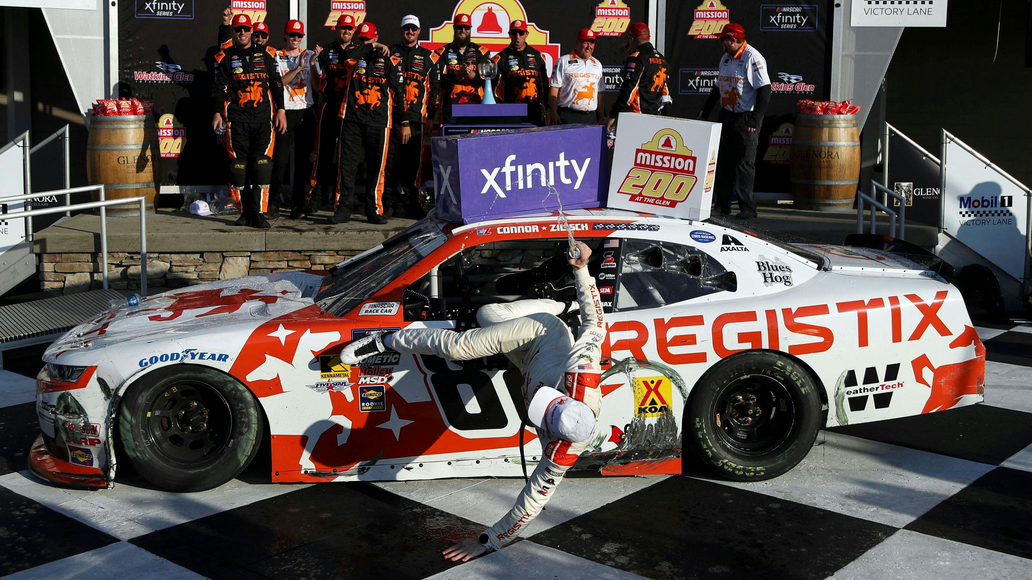 Connor Zilisch fällt beim Jubel vom eigenen Auto.