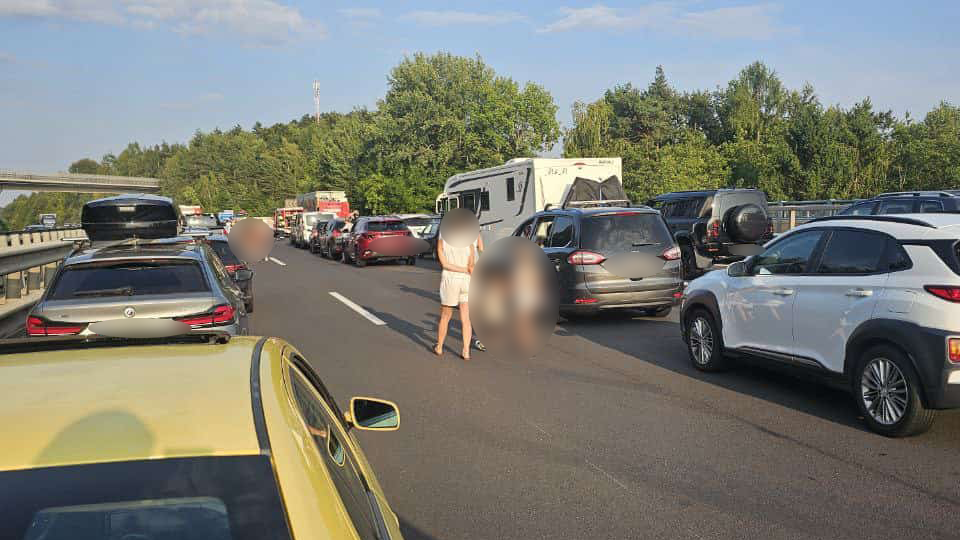 Heute.at - Sightseeing: Mama geht mit Kids durch Rettungsgasse