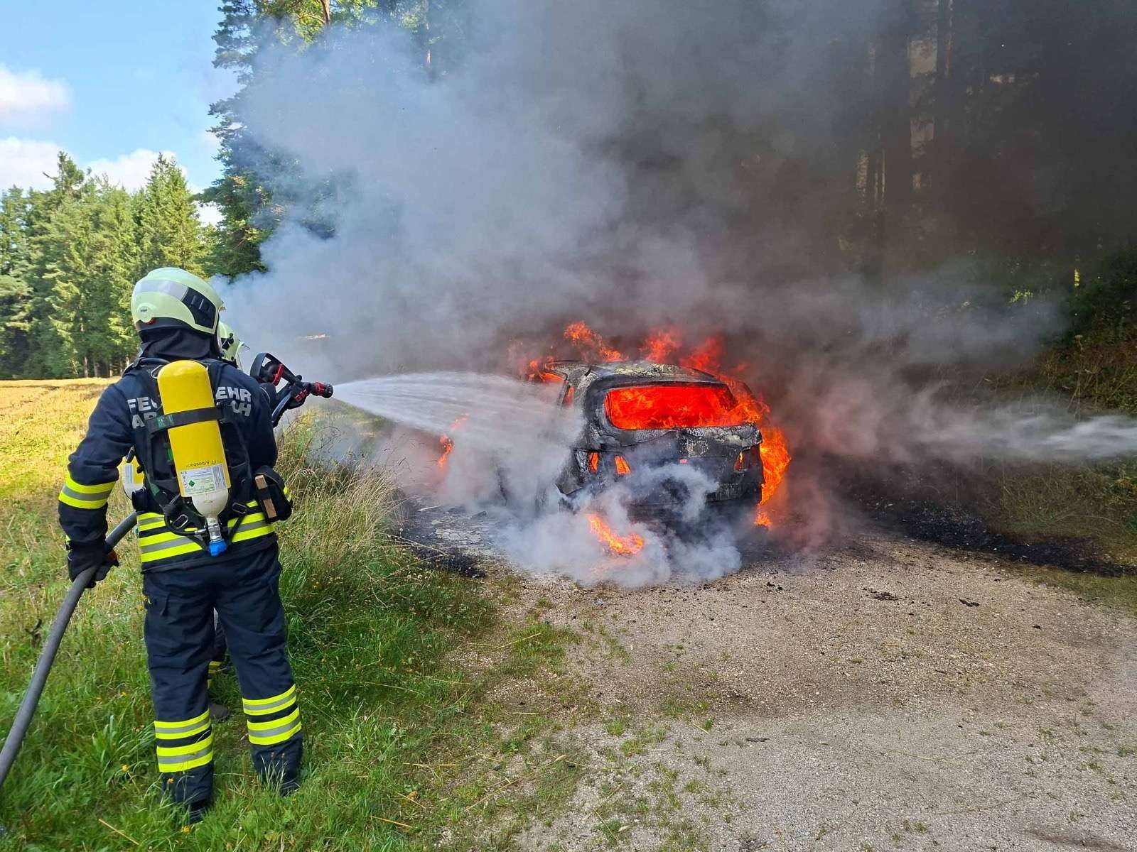 Autogerüst nach Pkw-Brand von Feuerwehr gelöscht.