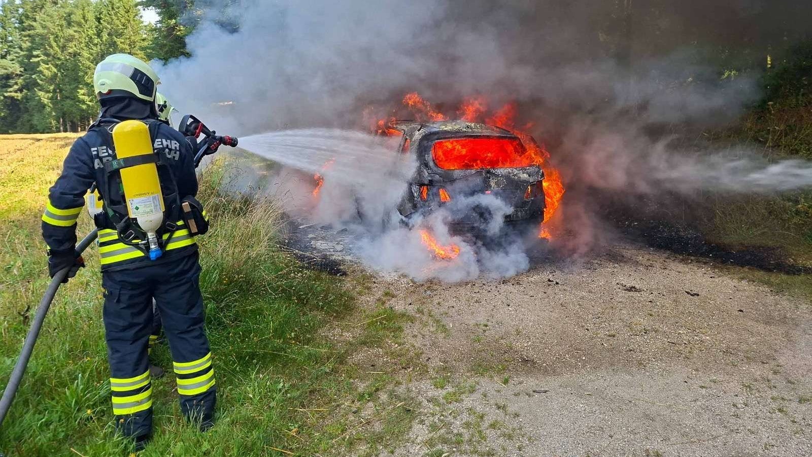 Heute.at - Auto geht auf Feldweg plötzlich in Flammen auf