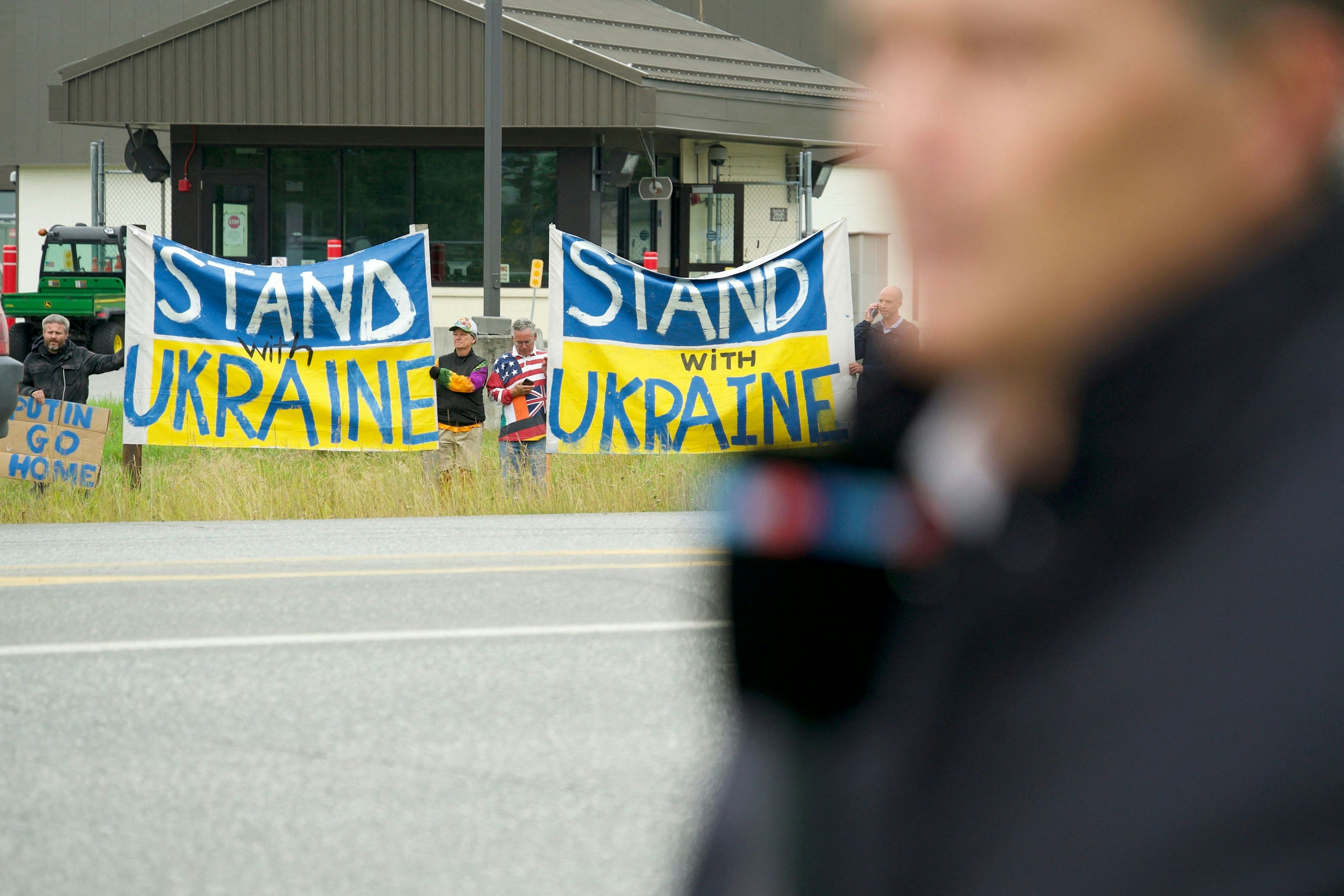 Fanden kaum Beachtung: Pro-Ukraine-Demonstranten am Rande der US-Basis Elmendorf-Richardson während des Besuchs des russischen Präsidenten