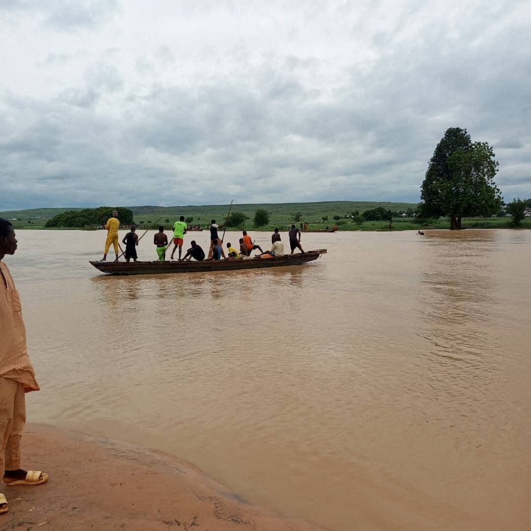 Mehr als 40 Menschen werden nach einem schweren Fährunglück in Nigeria vermisst.