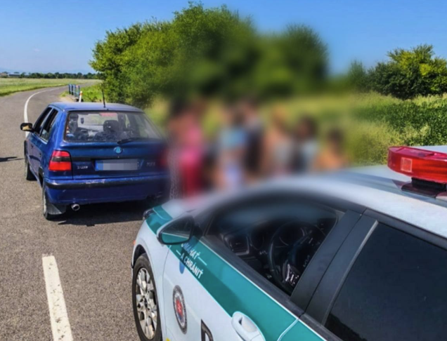 Die Polizei stoppte einen blauen Škoda mit 18 Insassen. Das Bild wurde von den Beamten unkenntlich gemacht.