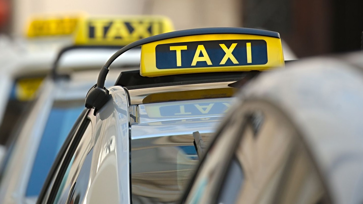 Heute.at - Polizei überprüft Taxilenker und landet Volltreffer