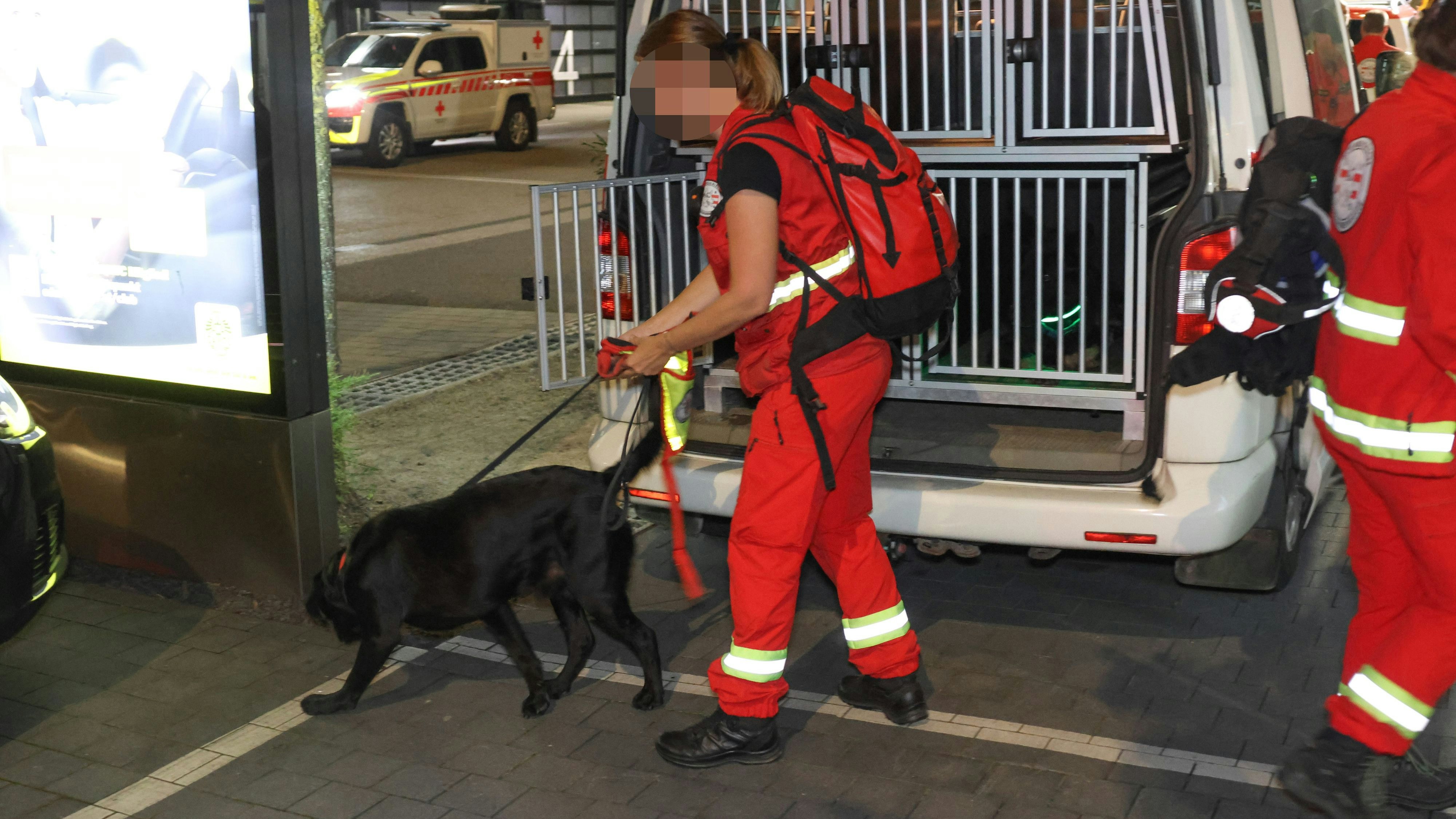 Auch Rettungshunde suchten am Abend nach der Vermissten.