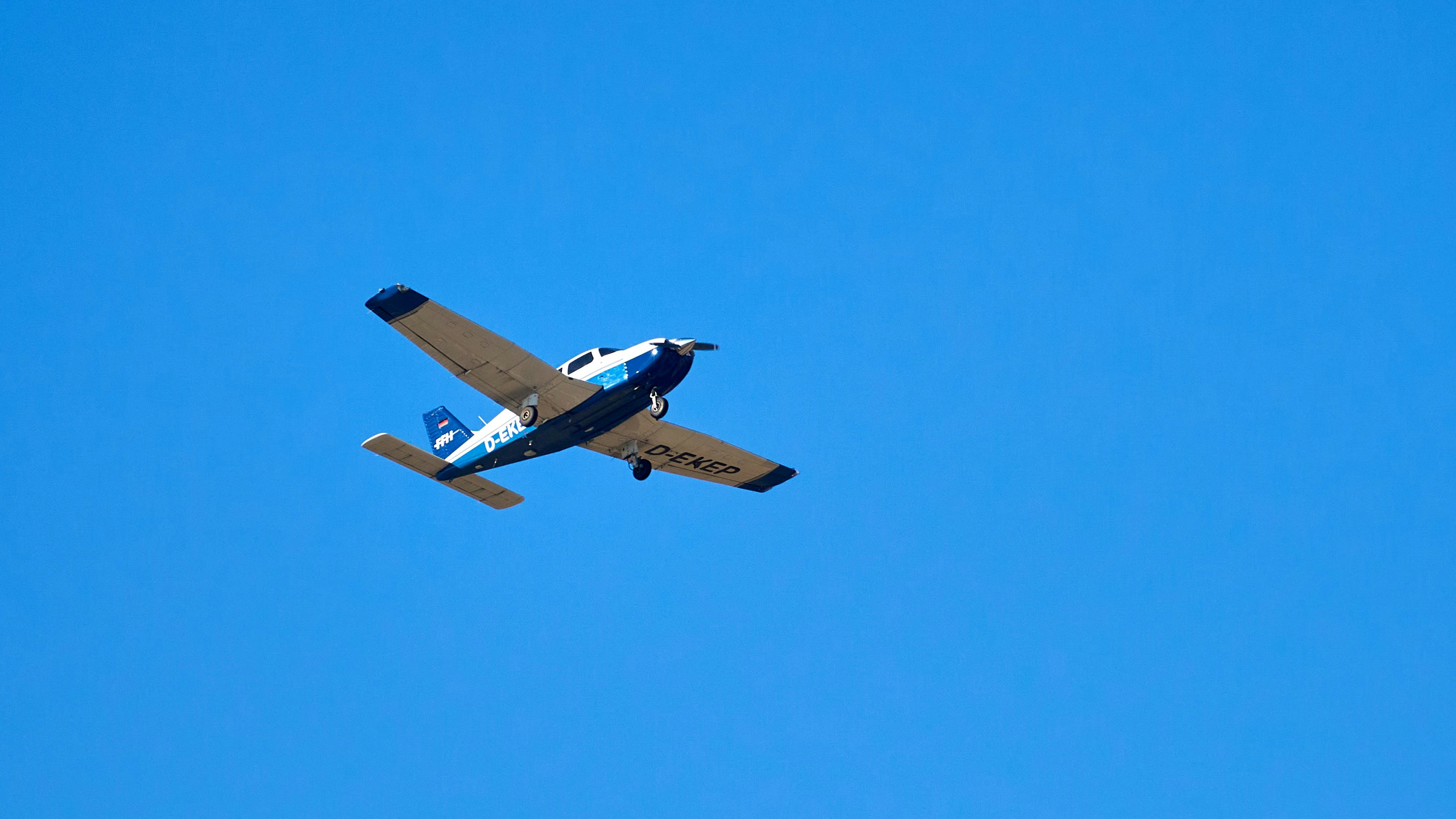 Heute.at - Kleinflugzeug auf Golfplatz abgestürzt