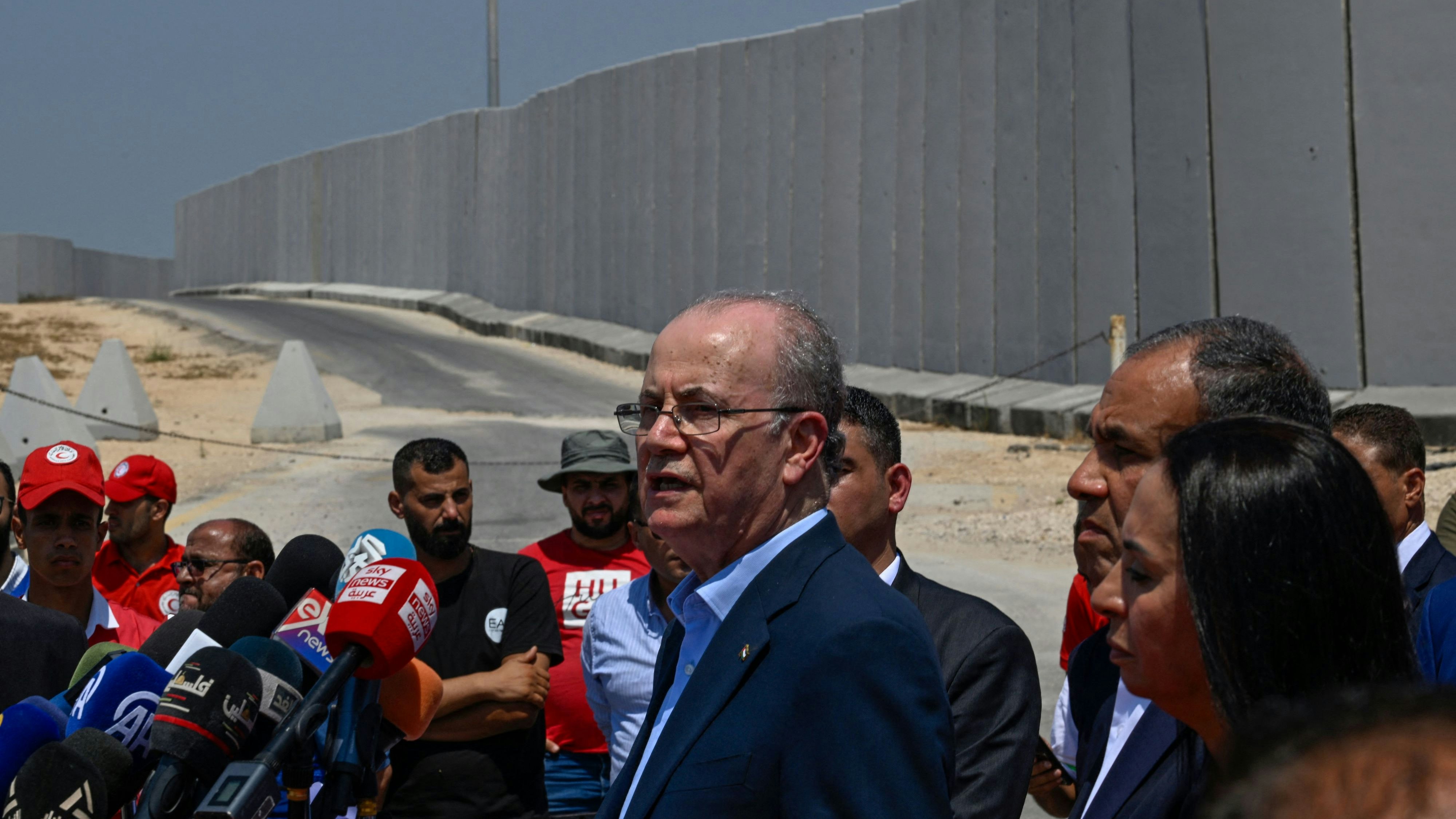 Download von www.picturedesk.com am 18.08.2025 (17:27).  TOPSHOT - Palestinian prime minister Mohammad Mustafa (C), accompanied by Egypt's Foreign Minister Badr Abdelatty (2R), speaks at a press conference on the Egyptian side of the Rafah border crossing in Rafah on August 18, 2025. Hamas negotiators in Cairo have received a new proposal for a ceasefire in Gaza calling for an initial 60-day truce and hostage release in two batches, a Palestinian official said on August 18. (Photo by Khaled DESOUKI / AFP) - 20250818_PD1706 - Rechteinfo: Rights Managed (RM) Nur für redaktionelle Nutzung! Werbliche Nutzung erfordert Freigabe: bitte schicken Sie uns eine Anfrage.