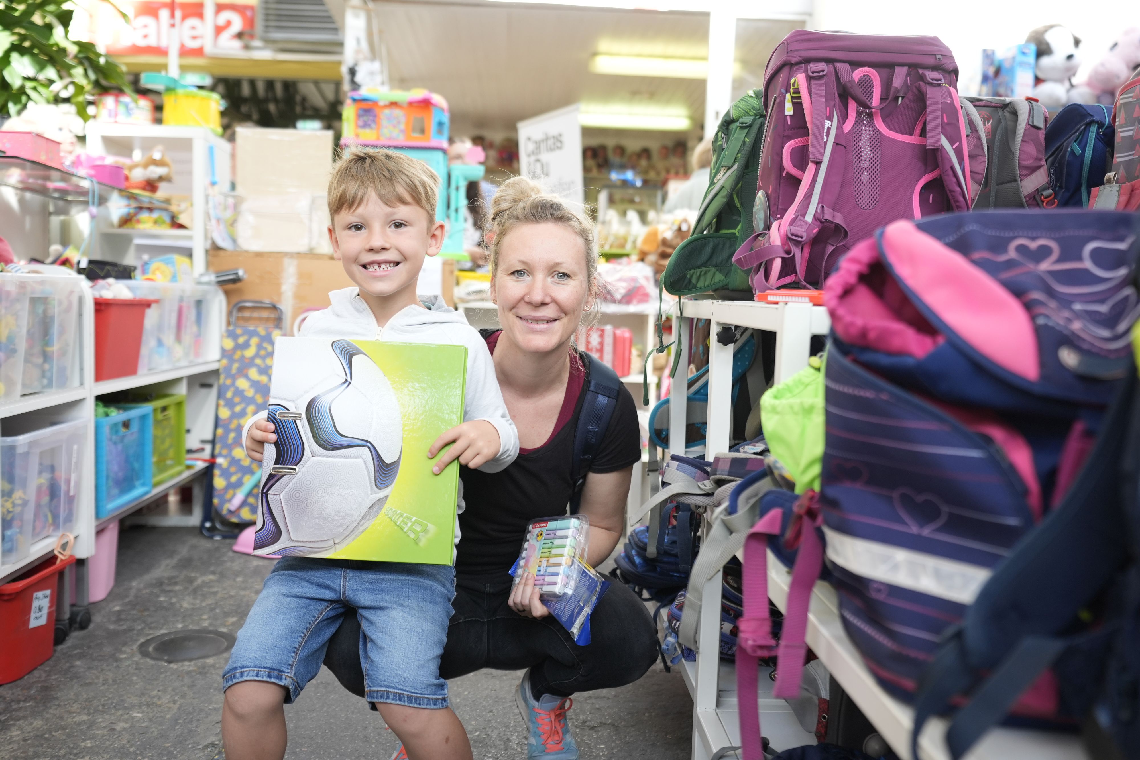 Mama Victoria mit Sohn Ralf im carla-Shop Mittersteig der Caritas Wien.