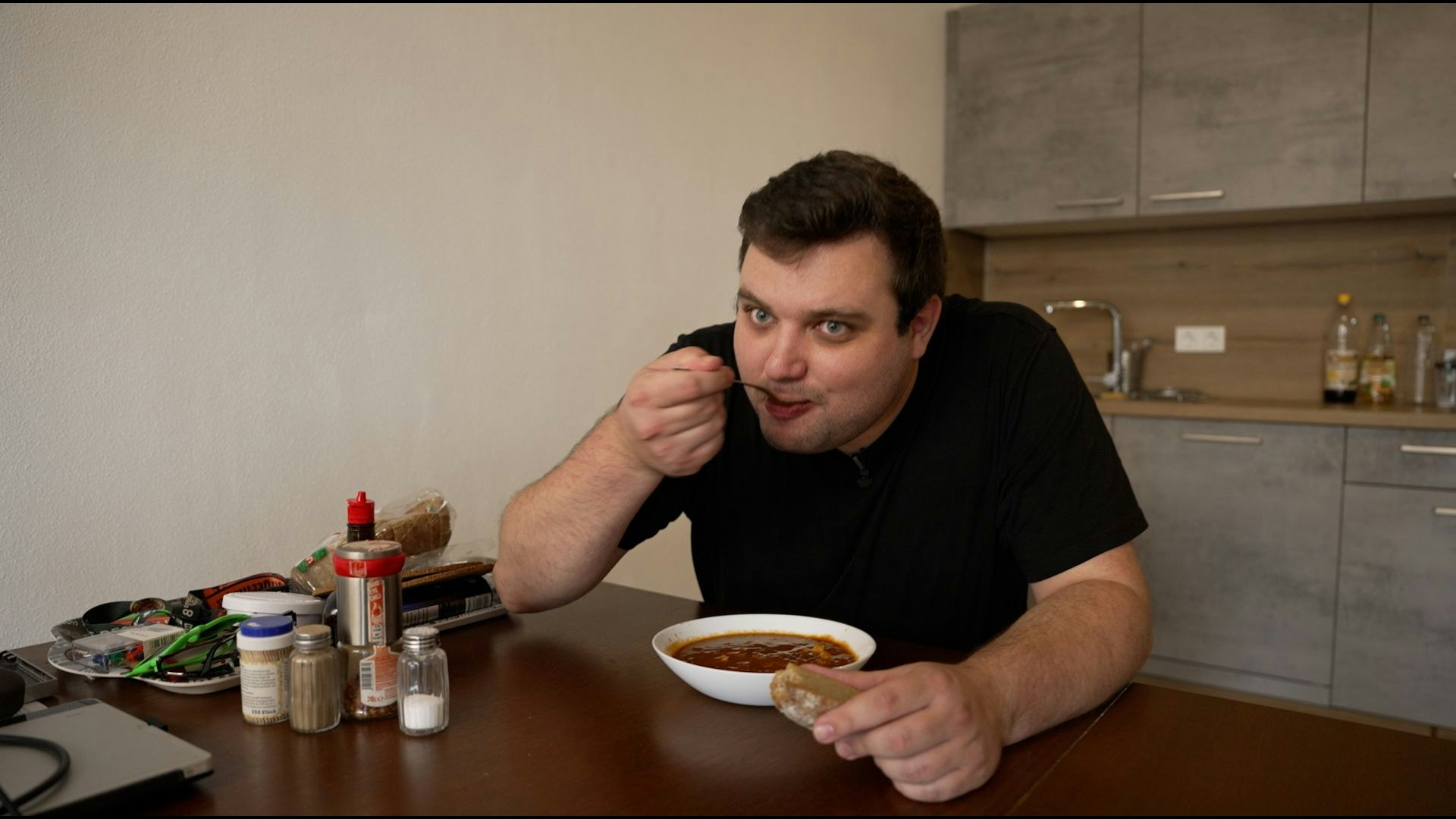 Heute.at - Leberkäs-Semmeln, Dosen-Gulasch – ATV-Patrick packt aus