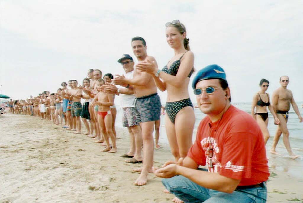 Kleine Kinder gehen am Strand schnell einmal verloren. In Brasilien gibt es eine ganz besondere Taktik, um darauf aufmerksam zu machen.