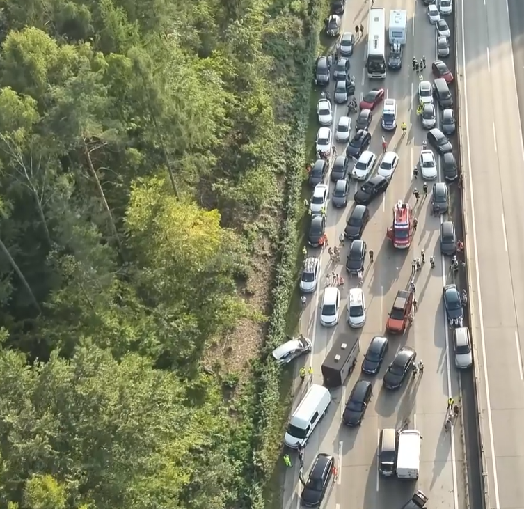 Einem Autofahrer dauerte der Stau am Sonntag zu lang.