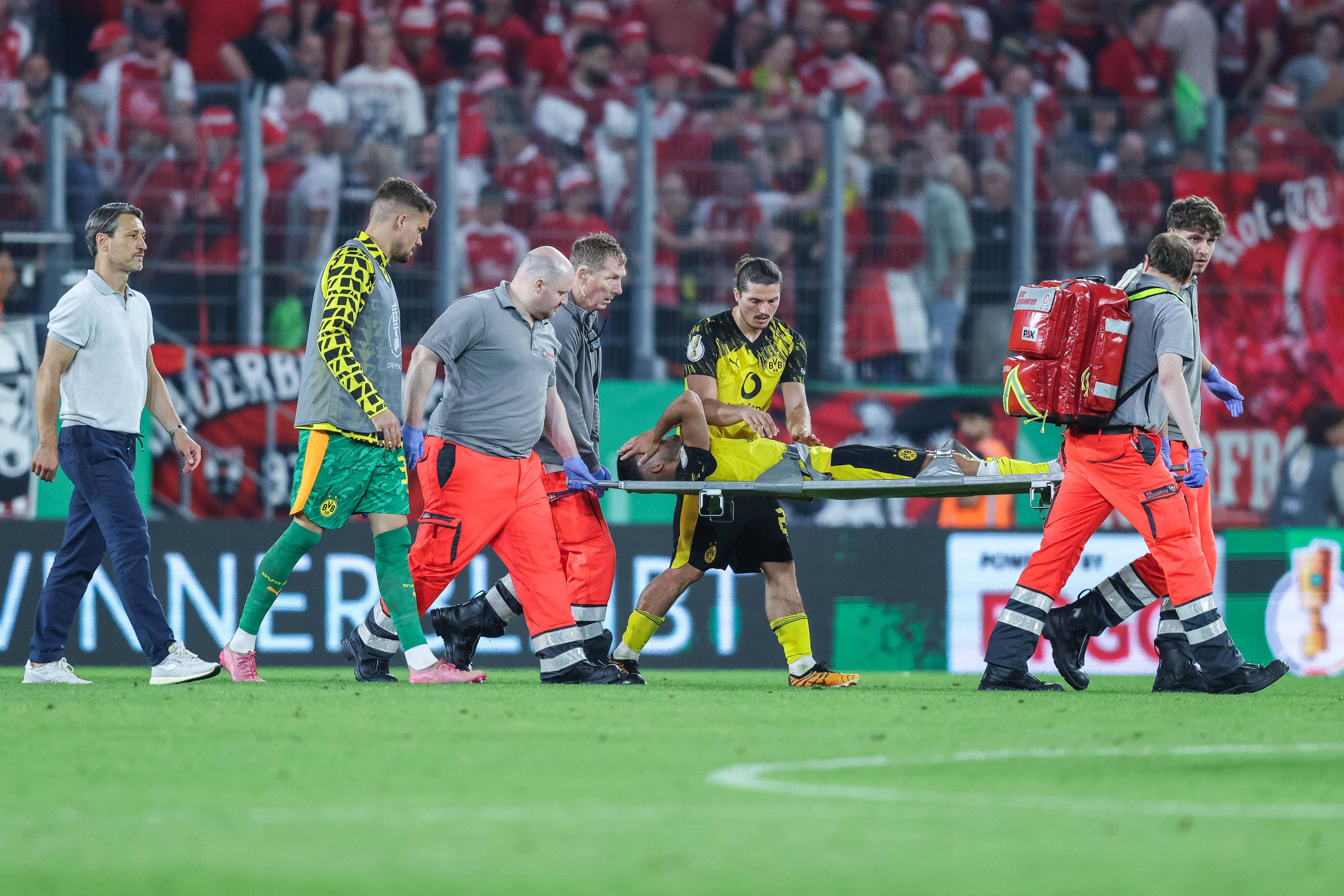 Sabitzer kümmert sich um den verletzten Couto.