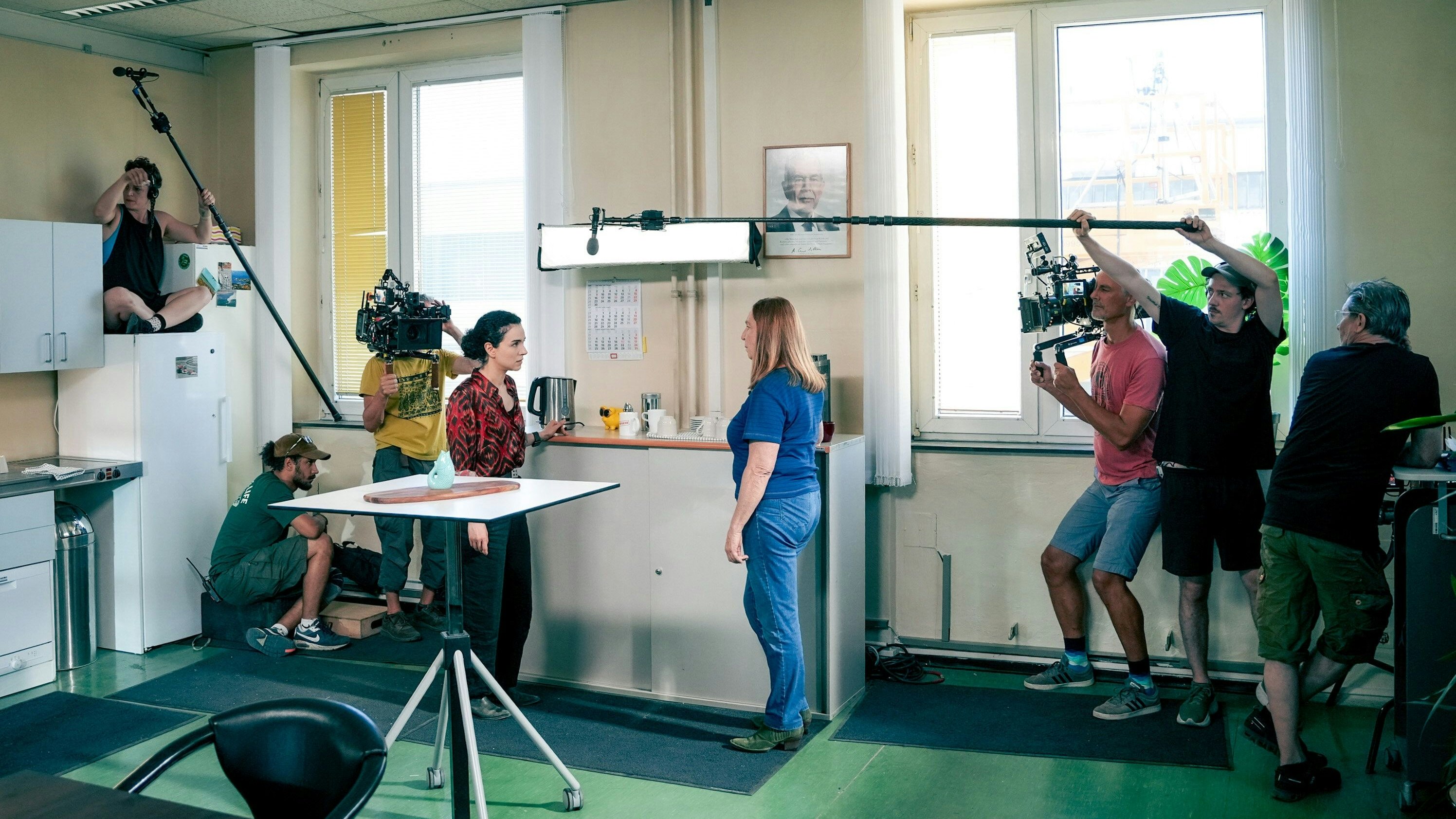 Noch bis Ende August wird die zweite Staffel der ORF-Serie „Die Fälle der Gerti B.“ gedreht, derzeit in Wien-Simmering, in den Wiener Werkshallen. Mariam Hage und Susi Stach (v.r.) müssen ihre Differenzen aus der Welt schaffen.