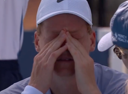 Sinner gibt auf, kämpft mit den Tränen.