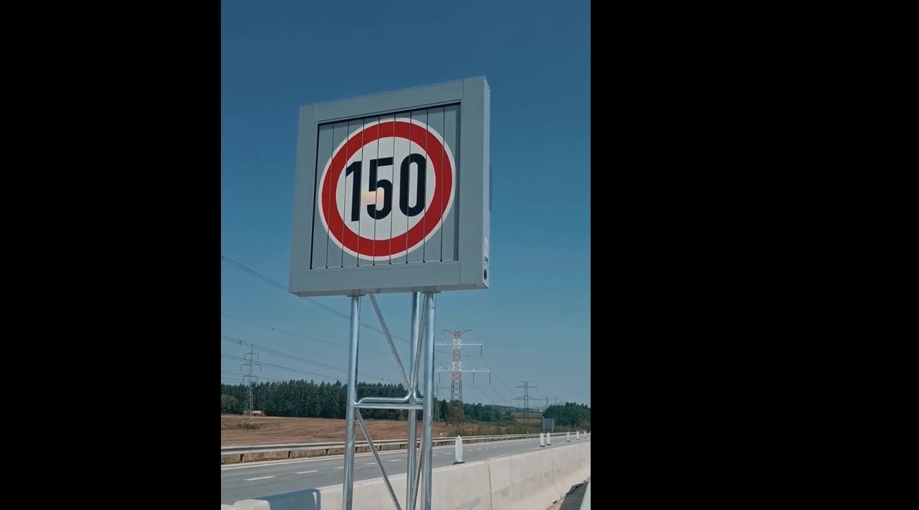 Auf der Autobahn 3 von Prag bis nach Linz werden die ersten Verkehrskennzeichen mit Tempo 150 km/h installiert.