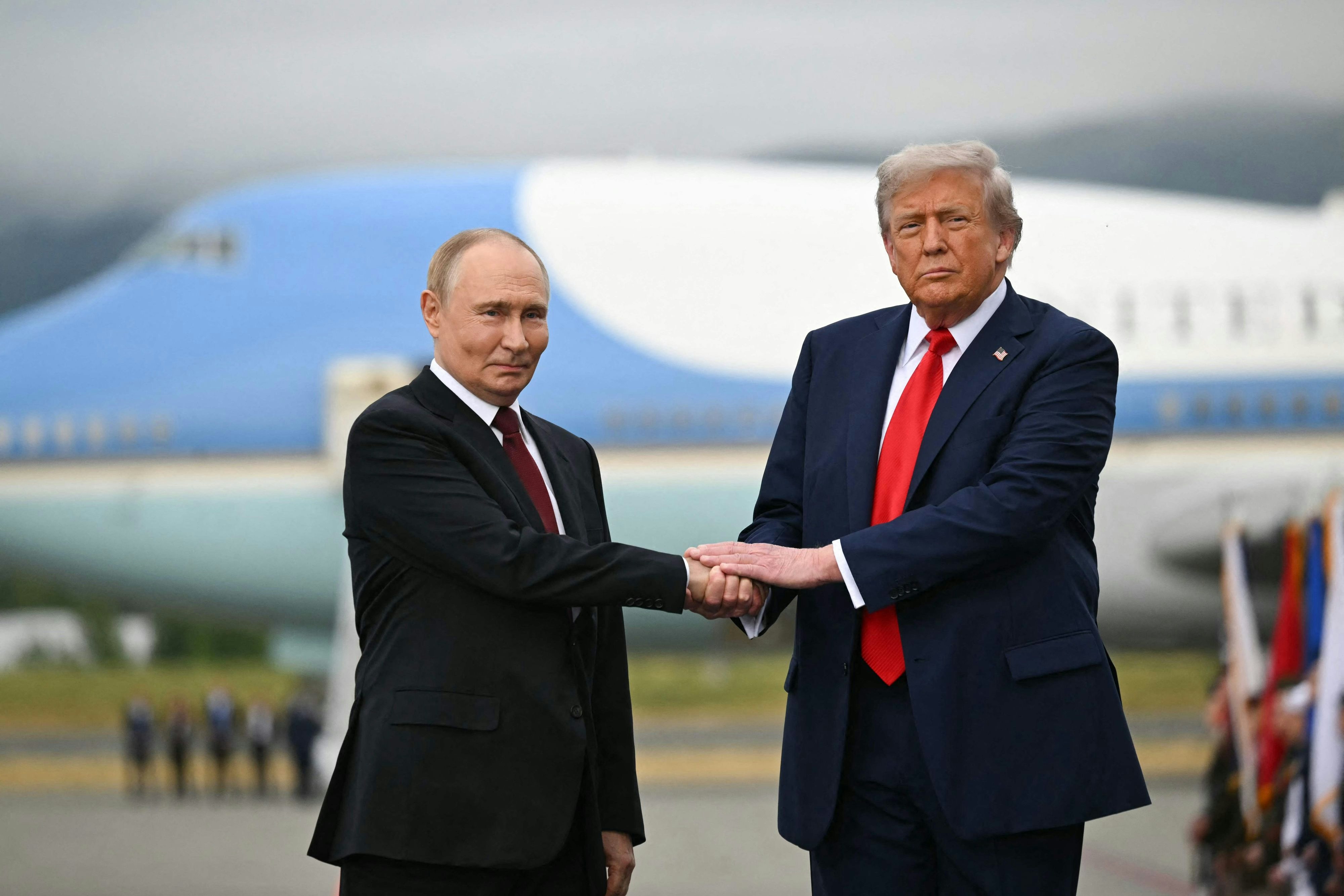 Sieht so ein US-Präsident aus, der den Verursacher eines Krieges mit hunderttausenden Toten unter Druck setzt? Trump und Putin halten vor der Air Force One Händchen