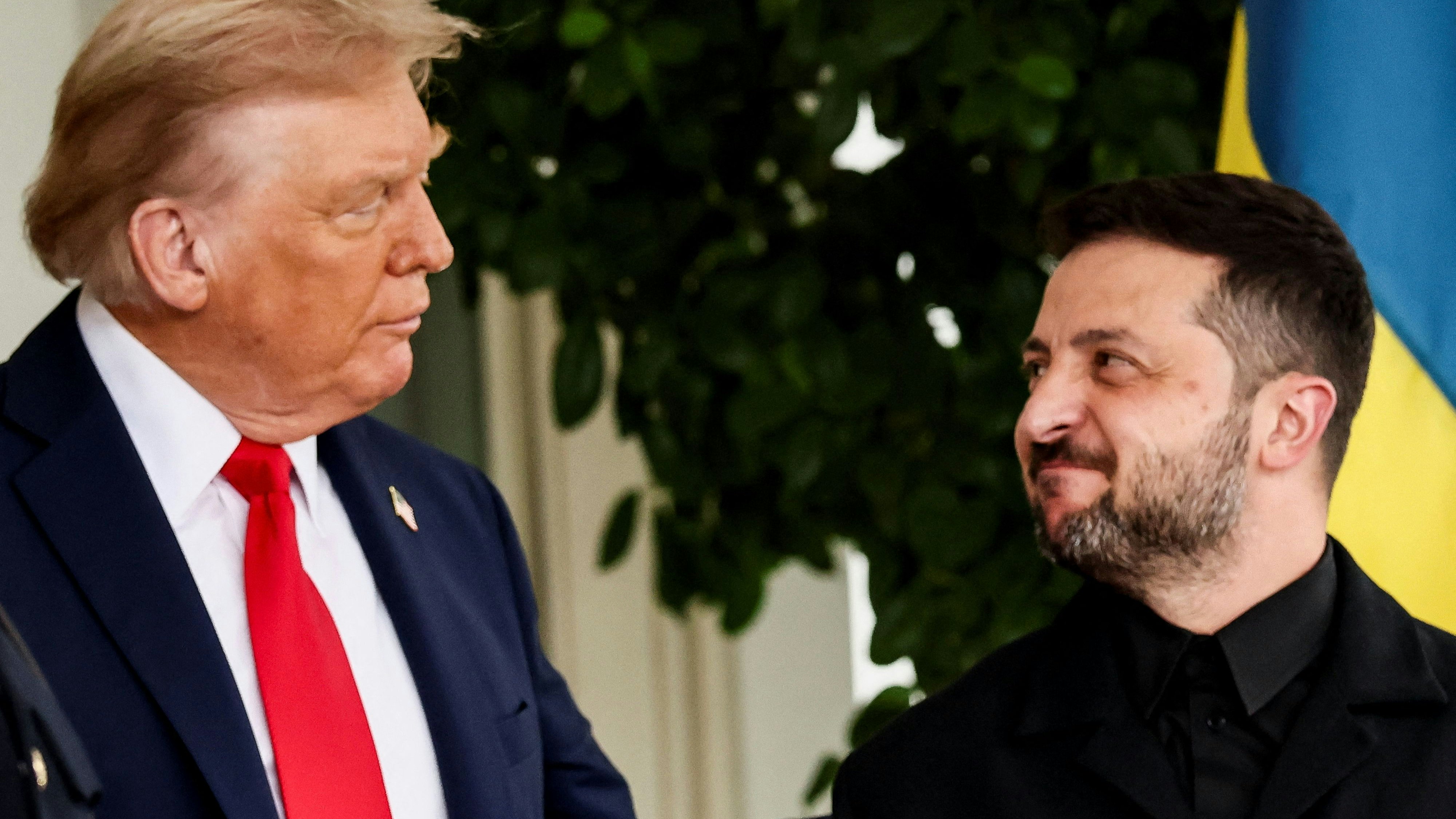 U.S. President Donald Trump greets Ukrainian President Volodymyr Zelenskiy at the White House, amid negotiations to end the Russian war in Ukraine, in Washington, D.C., U.S., August 18, 2025. REUTERS/Kevin Lamarque