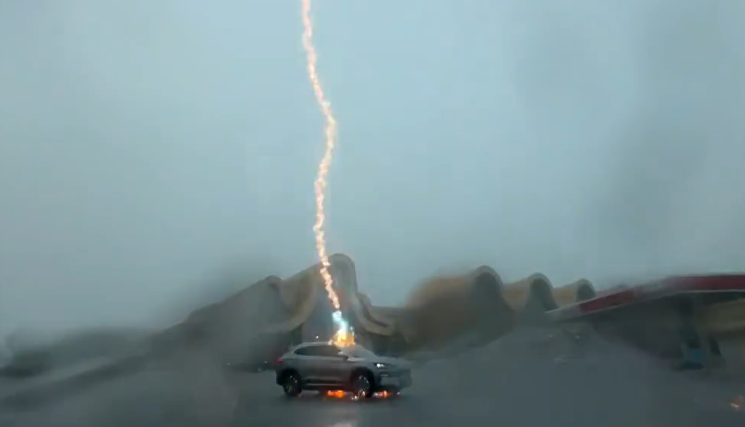 E-Auto und Fahrer überstanden drei Blitzeinschläge hintereinander unbeschadet.