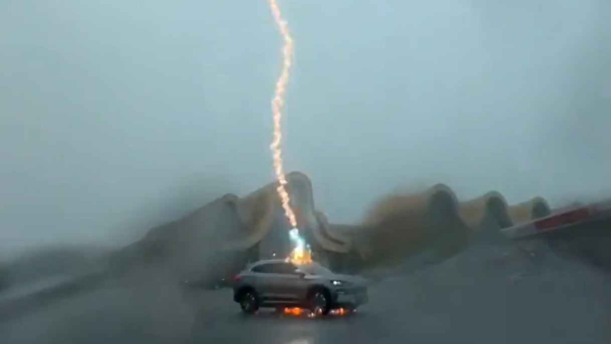 Heute.at - Video: Was passiert, wenn ein Blitz ein E-Auto trifft?