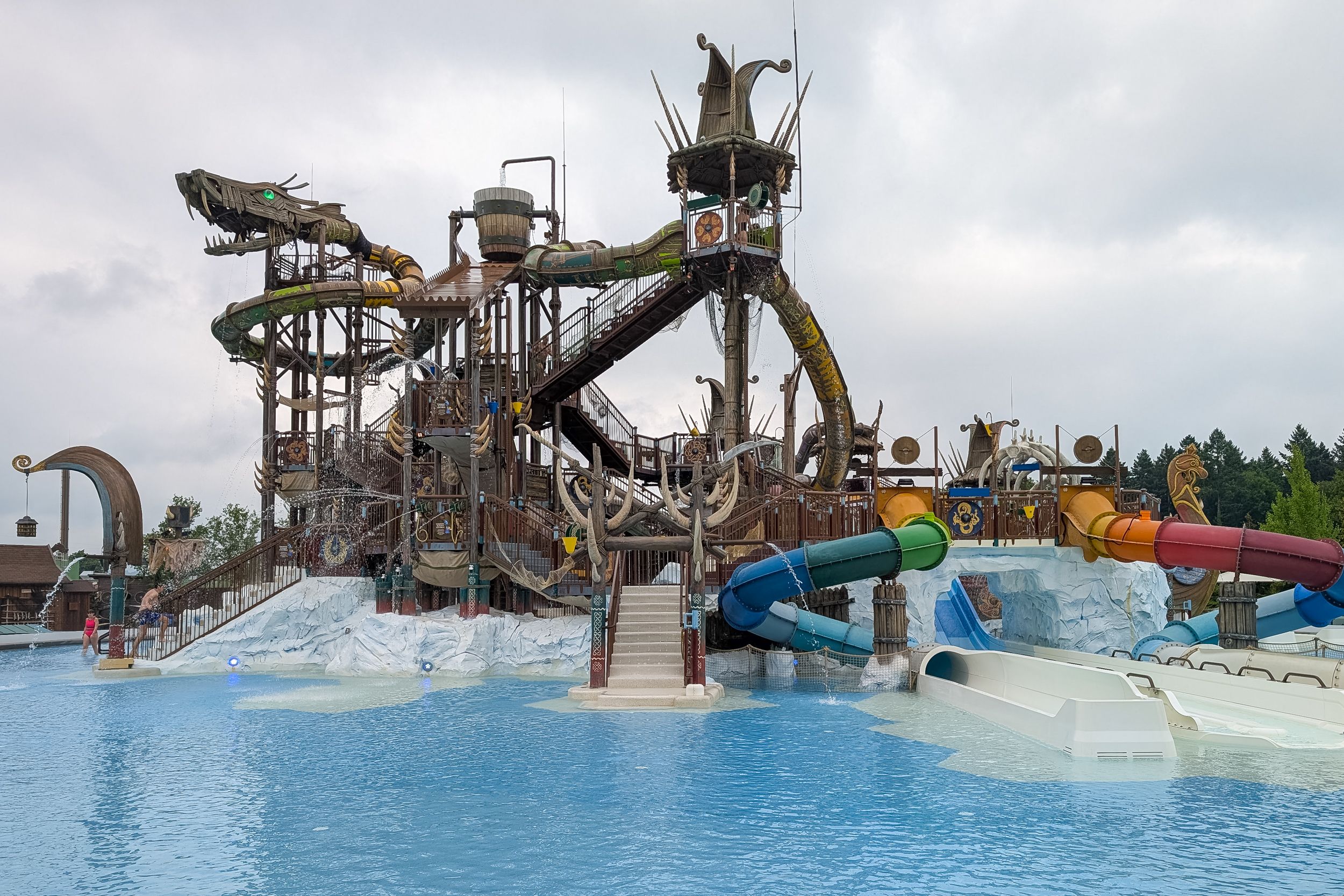 Blick auf den neuen Outdoor-Pool in der Wasserwelt Rulantica im Europa-Park Erlebnis-Resort.